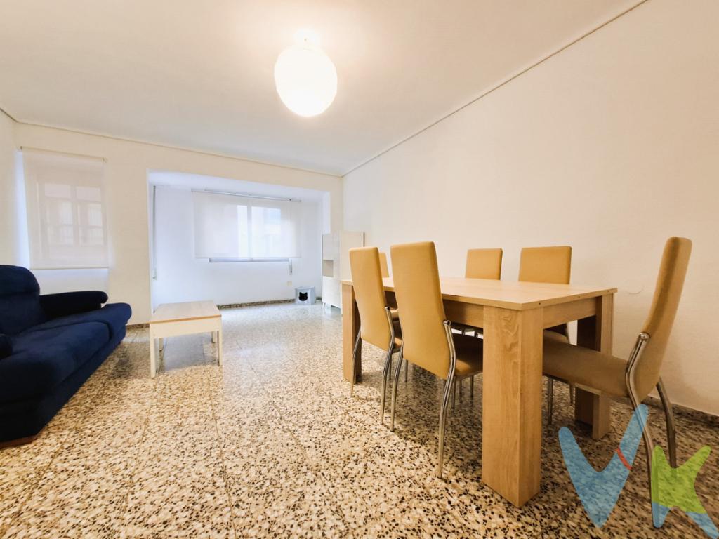 En Castellón de la Plana, se presenta este magnífico piso en venta, una oportunidad única para adquirir una vivienda que combina comodidad y funcionalidad en un entorno urbano excepcional. Situado en la segunda planta de un edificio consolidado desde 1974, esta propiedad cuenta con una superficie útil de 84,37 metros cuadrados y un total de 97 metros cuadrados construidos, ofreciendo un espacio amplio y versátil ideal para cualquier familia o profesional que busque calidad de vida en la ciudad.La vivienda dispone de tres habitaciones con un ambiente cálido y acogedor. Las estancias son perfectas para destinarlas a dormitorios, oficina en casa o sala de juego para los niños, adaptándose a las necesidades personales de sus futuros propietarios. El diseño inteligente del piso asegura un flujo continuo, lo cual promueve la comodidad diaria y maximiza el uso del espacio disponible.Al entrar, es imposible no percibir la sensación de hogar que brinda la sala de estar, ideal para reuniones familiares o momentos de descanso. Un balcón complementa este espacio, permitiendo disfrutar del aire fresco y las vistas del entorno urbano, aportando un rincón de relajación adicional. La cocina, frente al salón, es espaciosa y funcional, equipada para satisfacer las necesidades culinarias más exigentes.Este inmueble cuenta además con la ventaja de disponer de un ascensor en el edificio, facilitando el acceso y haciendo la vida más cómoda, especialmente en el traslado de objetos pesados o compras del día. Del mismo modo, la presencia de un garaje asegura un espacio seguro y privado para el vehículo, una característica inestimable en zonas céntricas.La ubicación del piso es otro de sus grandiosos atractivos. Situado en un área con excelentes conexiones de transporte público, específicamente con paradas de bus cercanas, moverse por Castellón de la Plana resulta excepcionalmente sencillo y eficiente. La proximidad a tiendas, parques, y servicios esenciales garantiza que todo lo necesario para el día a día esté al alcance de la mano.Este piso es más que una propiedad, es una inversión para el futuro, una oportunidad para disfrutar de una vivienda con todas las comodidades modernas y la tranquilidad que proporciona un entorno familiar propicio para desarrollarse. Su balance entre ubicación, espacio, y características adicionales hace de este inmueble una oferta verdaderamente inigualable en el mercado actual de Castellón.Invitamos a los interesados a contactar para obtener más información o agendar una visita. Ver en persona este hermoso piso es la mejor forma de apreciar su verdadero potencial y comprobar cómo cada rincón está pensado para satisfacer los más altos estándares de vida. No pierda esta oportunidad única de adquirir una propiedad que representa lo mejor de Castellón de la Plana. Esperamos poder mostrarle todas las cualidades de este magnífico hogar y ayudarle en su decisión de compra. ¡Ven y descúbrelo por ti mismo, estamos seguros de que te sorprenderá gratamente!Posibilidad de financiación hasta el 100%, pregúntanos y te haremos un estudio gratuito.Gastos, impuestos y honorarios profesionales no incluidos en el precio.