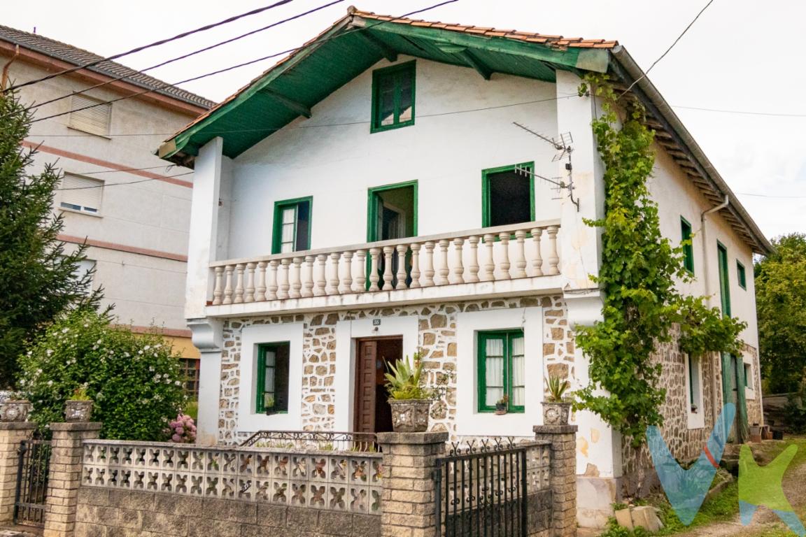 Le presentamos esta casa independiente en una zona inmejorable de Cantabria. En la población de Puente San Miguel, población estratégicamente situada, próxima a playas como las de Suances, Cóbreces, Miengo o sitios de interés como Santillana del Mar, a quince minutos de Santander y cinco de Torrelavega, el acceso a la autovía esta en dos minutos. La vivienda se encuentra en un parcela de 1400m2, urbanos y le ofrece múltiples opciones. Está distribuida en dos plantas con cuatro habitaciones, un gran balcón orientado al sur, salón, cocina y un baño, además para ampliar la vivienda tenemos la antigua cuadra de otros 70 metros convertido en almacén en este momento. La vivienda le da todas las opciones para poder reformarla a su gusto y dejar una impresionante casa independiente en una zona excepcional. Si busca una casa independiente con muchas posibilidades, muy bien ubicada por servicios y comunicación, la acaba de encontrar. Consúltanos!