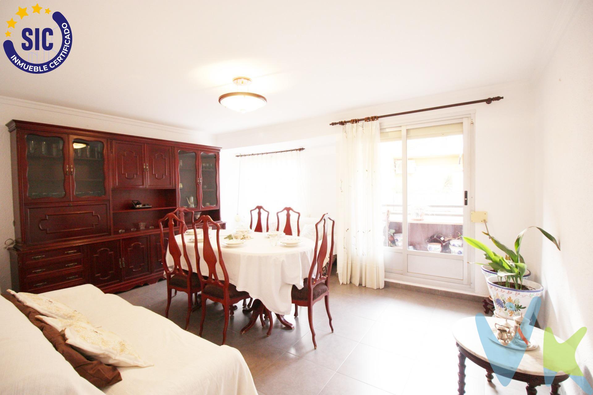 Se ofrece este luminoso tercer piso con ascensor, situado en un edificio bien conservado y en una zona cómoda para el día a día. La vivienda cuenta actualmente con tres habitaciones, resultado de una redistribución inteligente que anteriormente disponía de cuatro, lo que ha permitido ganar amplitud y funcionalidad en los espacios principales. Dispone de un baño completo, cocina independiente con buena capacidad de almacenaje y un salón-comedor amplio y muy agradable, con salida directa a balcón, ideal para disfrutar de luz natural y ventilación. Gracias a su altura, la vivienda resulta especialmente luminosa y acogedora. Una vivienda bien distribuida, con estancias proporcionadas y múltiples posibilidades, perfecta para quienes buscan comodidad y espacio en su hogar. Entra en nuestro tour virtual: https://my.matterport.com/show/?m=qqjwSrAedWg. Los datos e información contenida en este anuncio no son vinculantes sino meramente informativos, la oferta está sujeta a cambios de precio, textos, fotos o cualquier otro contenido inesperado, la inmobiliaria se reserva el poder de modificarlo en cualquier momento. La venta de esta vivienda se gestiona mediante contrato de EXCLUSIVA COMPARTIDA por lo que se trabaja con más de 150 Inmobiliarias. Los gastos de la venta tales como notaría, registro y honorarios no están incluidos en el precio. . . . 