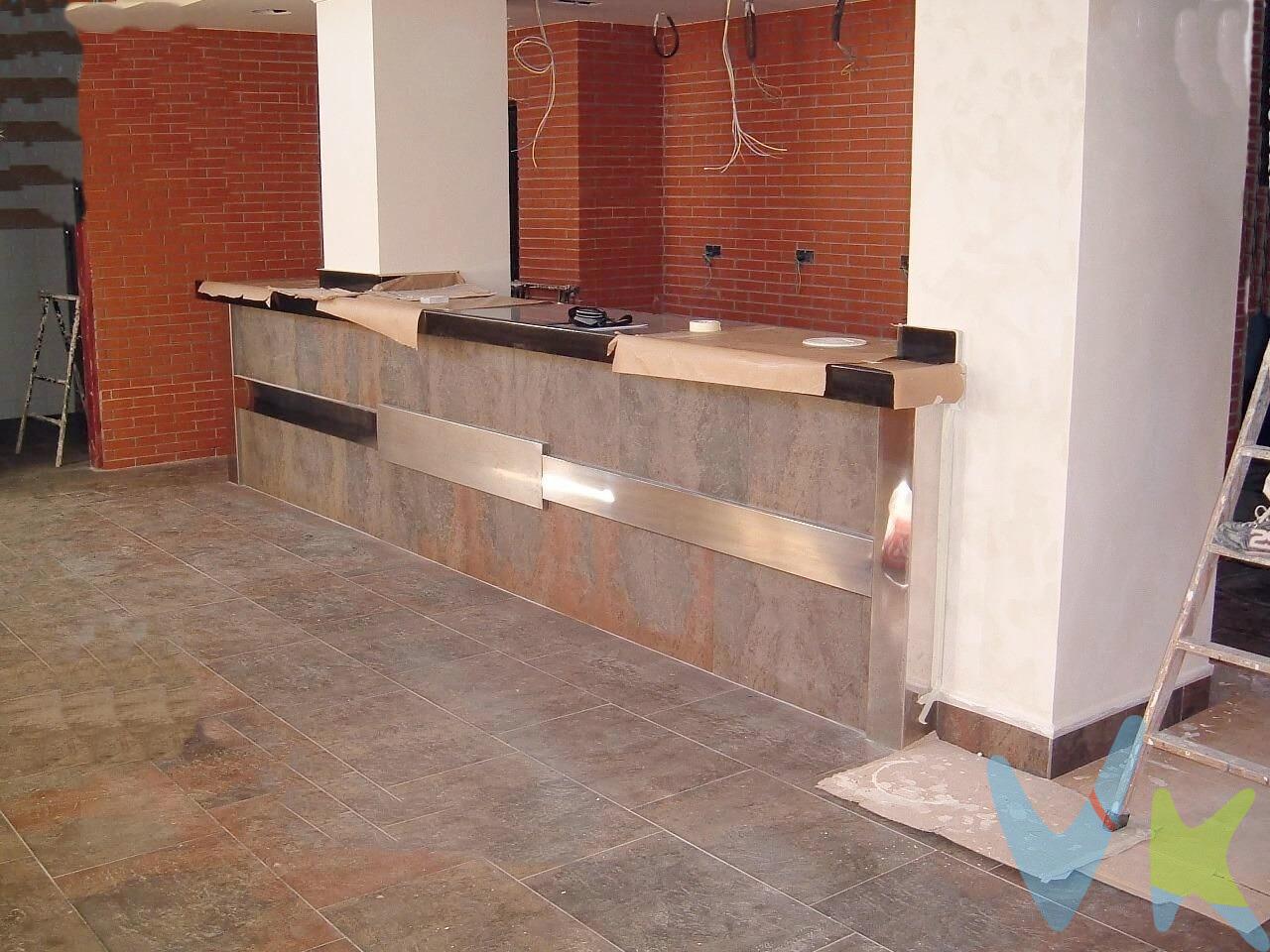 ¡Fantástico local comercial en la codiciada zona de Ronda del Estero, San Fernando! 🌟 Con una ubicación privilegiada a solo 2000 m. de la playa 🏖️, este espacio nuevo cuenta con amplias dimensiones y un diseño moderno que se adapta perfectamente a tus necesidades empresariales. Dispone de tres baños 🚻 y una cocina totalmente equipada 🍽️ ideal para cualquier tipo de negocio gastronómico; además, incluye mobiliario nuevo listo para usar. El suelo cerámico añade elegancia y facilidad de mantenimiento al entorno luminoso 💡 que ofrece gracias a sus techos altos. Este local también destaca por contar con dos patios interiores perfectos para disfrutar del aire libre ☀️ o realizar actividades adicionales. Además, goza de licencia válida para apertura 🔑 e increíbles vistas hacia Chiclana desde su frente principal 😍. Ubicado cerca autobuses 🚌, colegios 🎓 y supermercados 🛒 facilita el acceso tanto clientes como empleados. Los gastos comunitarios son muy económicos: ¡solo 40 € mensuales! . No pierdas esta oportunidad única valorando opción compra disponible 🤝 por tan solo 600.000 €. Este es tu momento perfecto para emprender el negocio soñado ✨. . Comercializamos este inmueble en exclusiva, lo que le garantiza el acceso a toda la información y un servicio de calidad único y personalizado. En cumplimiento del Decreto de la Junta de Andalucía 218/2005 del 11 de Octubre, se informa al cliente que los gastos notariales, registrales, ITP y otros gastos inherentes a la compraventa no están incluidos en el precio. 