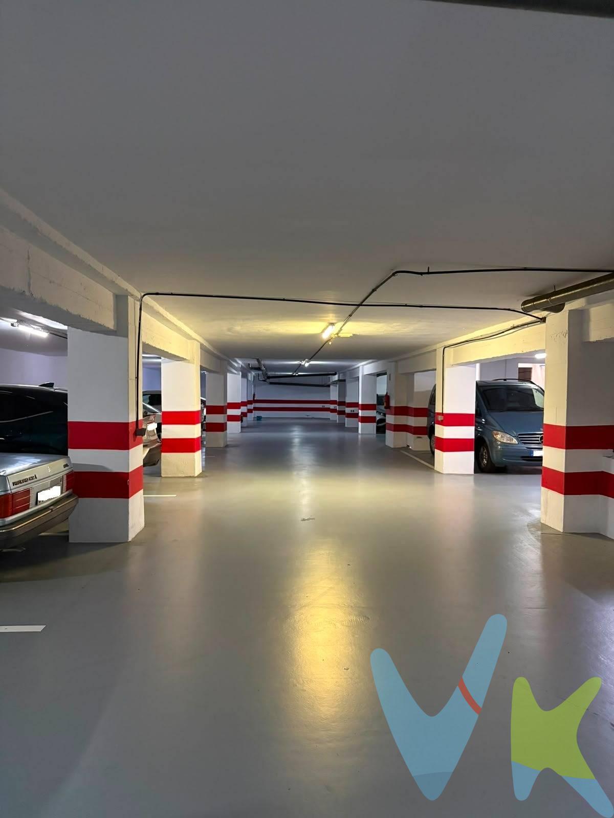 Se vende plaza de garaje situada en Calle Venezuela, número 15, en pleno barrio de Guanarteme, una de las zonas más demandadas de Las Palmas de Gran Canaria. Su ubicación es ideal por su cercanía a la Avenida Mesa y López, Plaza de España, zonas comerciales, servicios, restauración y la Playa de Las Canteras. La plaza se encuentra en un garaje comunitario de fácil acceso, con entrada desde la calle mediante portón y rampa interior. El garaje dispone de amplias zonas de circulación, buena iluminación, pavimento en buen estado y señalización de las plazas. La plaza está identificada con el número 3 y se encuentra delimitada mediante líneas pintadas sobre el pavimento. Su ubicación dentro del garaje permite una maniobra cómoda y segura para el estacionamiento del vehículo. Una excelente oportunidad tanto para uso propio como para inversión, especialmente en una zona con alta demanda de aparcamiento.