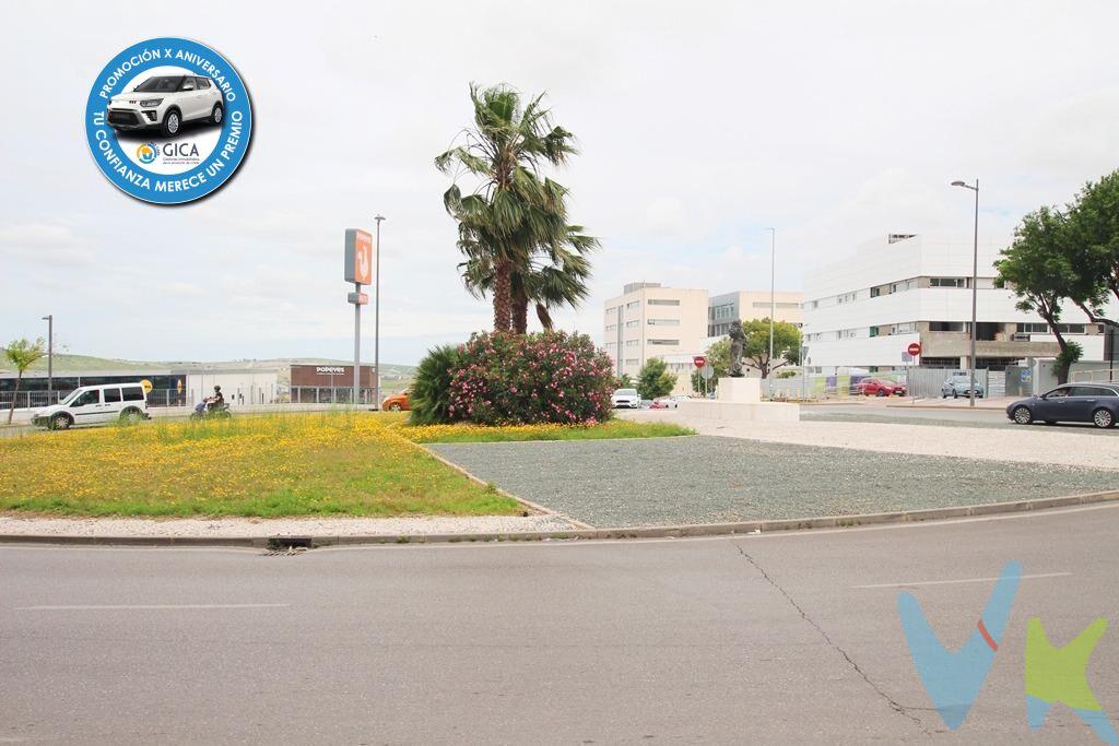 ¡Oportunidad única en Jerez de la Frontera! Este espacioso piso de 91 m², ubicado en la cuarta planta de un edificio con ascensor, es perfecto para quienes buscan personalizar su hogar desde cero. Con una orientación sur que garantiza luminosidad durante todo el día, la vivienda cuenta con cuatro dormitorios, un baño y una terraza de 3 m². La carpintería interior de sapeli y exterior de hierro, junto con el suelo de vinilo, ofrecen una base sólida para una reforma integral. Además, dispone de un armario empotrado en uno de los dormitorios y una puerta blindada para mayor seguridad. La ubicación es inmejorable: a un paso del Hospital Universitario de Jerez de la Frontera y con fácil acceso a paradas de autobús, centros comerciales, colegios y supermercados. Los gastos de comunidad son de tan solo 75 euros al mes, incluyendo el agua. Construido en 1968, este piso ofrece una excelente oportunidad para crear el hogar de tus sueños en una zona con todas las comodidades a tu alcance. ¡No dejes pasar esta ocasión!.  De acuerdo con lo prevenido en el Decreto 218/2005, de 11 de octubre, se informa al cliente que los Gastos Notariales, Registrales, impuesto de transmisiones (ITP) o I.V.A., Honorarios de intermediación, Gastos financieros, y otros gastos inherentes a la compraventa no están incluidos en el precio.