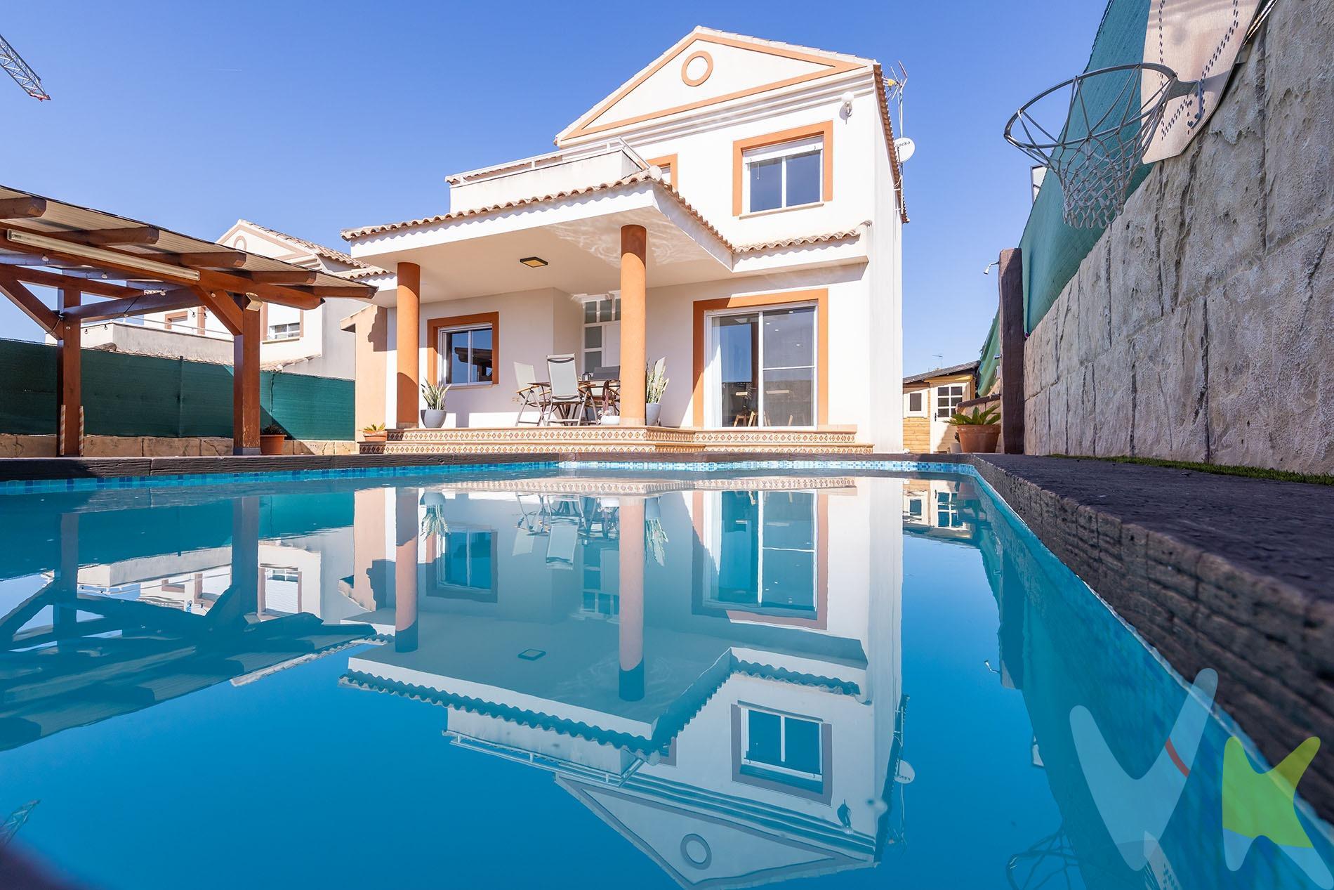 Crea el hogar que siempre has soñado y descubre la oportunidad de vivir en un excepcional chalet ubicado en la exclusiva zona de La Alcayna, Molina de Segura. Este magnífico inmueble reformado ofrece una superficie construida de 160 m²  distribuidos inteligentemente en cuatro dormitorios, uno de ellos en planta inferior, para brindar comodidad y funcionalidad a tu vida. Con orientación sur, disfrutarás del sol durante todo el día. La propiedad destaca por su impresionante jardín  ideal para momentos al aire libre; además incluye una piscina privada perfecta para refrescarte los días calurosos. Desde su acogedor porche delantero hasta cada rincón interior bien iluminado y espacioso, este hogar está diseñado pensando en el confort familiar. Situada dentro de una urbanización tranquila que prioriza seguridad y bienestar comunitario, tendrás acceso a zonas infantiles ideales para tus hijos así como colegios cercanos atendiendo todas sus necesidades educativas. Los extras son innumerables: parking privado disponible junto a trastero adicional que maximiza tus espacios útiles; jardín adornado con árboles brindando frescura natural siempre apreciable. No pierdas esta oportunidad única donde calidad se fusiona perfectamente creando un ambiente inigualable lleno tanto tranquilidad como diversión! Ven a visitar esta joya inmobiliaria hoy mismo.