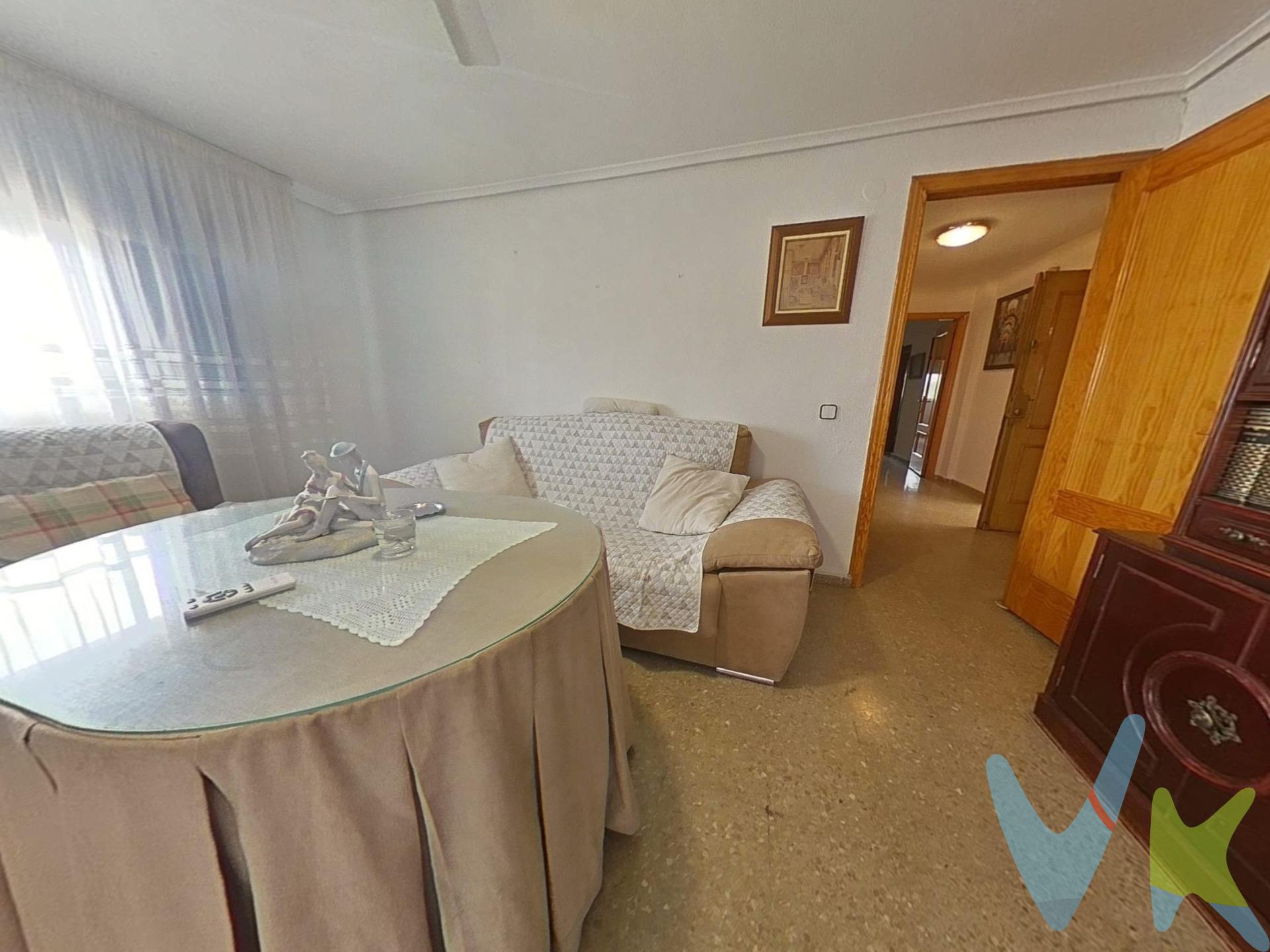 🌟 *Magnífico piso en San José Obrero* 🌟. Te presentamos un *impresionante piso* que se destaca por su generoso tamaño de *144 metros construidos*, ideal para aquellos que buscan amplitud y confort en su hogar. 🏡 Este espacio está diseñado para maximizar la comodidad y la funcionalidad, perfecto para disfrutar de momentos en familia o con amigos. . En su interior, encontrarás una *amplia cocina equipada* 🍽️, donde podrás preparar deliciosas comidas y disfrutar de gratos momentos culinarios. El *salón espacioso* 🛋️ es el lugar perfecto para relajarte, organizar reuniones o simplemente disfrutar de una buena película. Con *6 dormitorios* 🛏️, tendrás suficiente espacio para toda la familia, además de ofrecer la posibilidad de crear un ambiente de estudio o trabajo en casa. Los *2 baños* 🚿 aseguran que nunca falte espacio cuando más lo necesitas. Este piso también incluye un *trastero* 📦, ofreciendo una solución práctica para almacenar tus pertenencias y mantener el hogar organizado. Además, cuenta con *4 splits de aire acondicionado* ❄️ que garantizan un ambiente fresco durante los calurosos días de verano y calidez en invierno, asegurando tu confort todo el año. La ubicación es simplemente inmejorable: con fácil acceso a la *autovía* 🚗, estarás conectado rápidamente con otras áreas de Córdoba. La cercanía a *institutos* 📚 hace que sea una opción ideal para familias con hijos en edad escolar. También tendrás a tu disposición varios *supermercados* 🛒 cercanos para tus compras diarias y paradas de autobús de distintas líneas 🚌 que facilitan el transporte público. Además, el piso ofrece *fácil aparcamiento* 🚘, lo cual es un gran beneficio en áreas urbanas. Para mayor comodidad, el ascensor fue instalado hace solo *2 años. El comprador tendrá un coste adicional de un 2% más IVA del precio de venta final, por el servicio de gestión, asesoramiento y formalización del proceso de compra. Este importe no está incluido en el precio publicado en venta. INFORMACIÓN ADICIONAL. Para cumplir con la normativa vigente tenemos a disposición del cliente el Documento de Información Abreviada D. I. A. Los precios indicados pueden sufrir alteraciones sin previo aviso. Los GASTOS DE LA COMPRA serán según ley (Notaria, Registro e Impuestos) y no están incluidos en el precio señalado. 