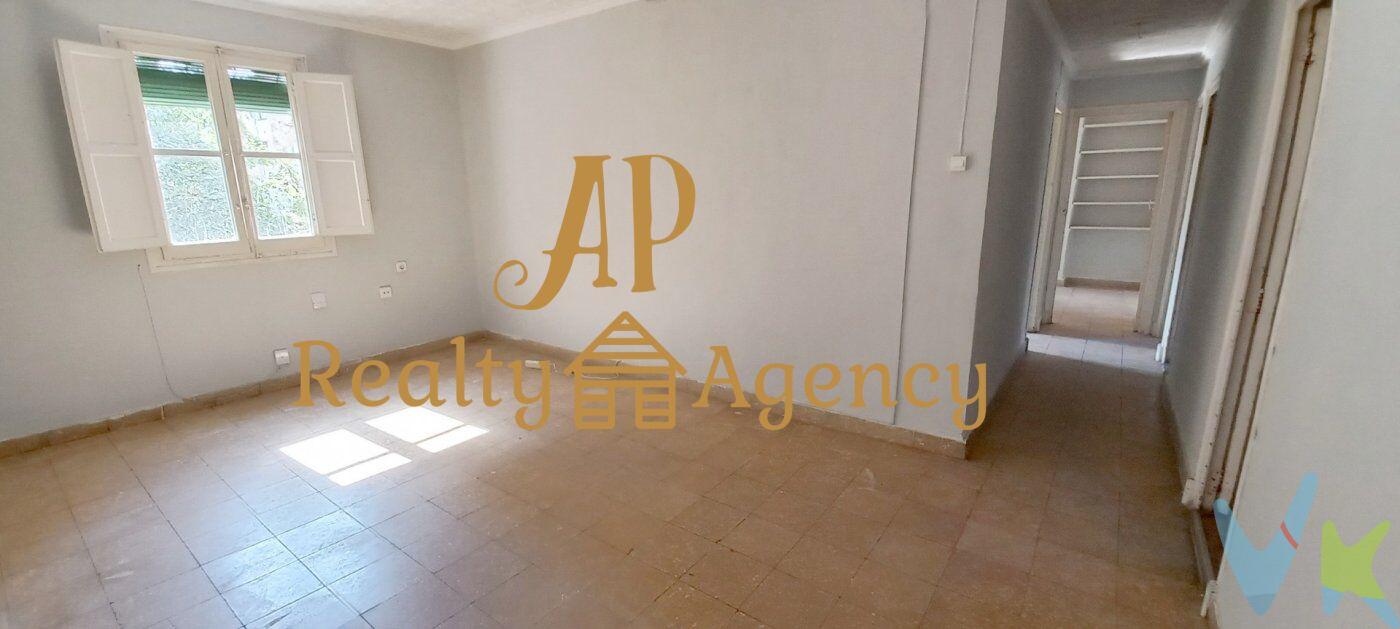 ¡OPORTUNIDAD DE INVERSIÓN! Estupenda vivienda de 85m2, completamente exterior y que consta de un amplio y luminoso salón comedor, una cocina independiente con galería, tipo balcón, y tiene 3 dormitorios dobles y 1 baño completo.  Ubicado en 2ª planta, de un edificio con ascensor, cota 0. La vivienda está ubicada en calle Jurats,  junto Avda. del Cid, zona Tres Forques, a pocos metros también del Hospital General Universitario. A dos pasos de la vivienda múltiples líneas de autobús, y parada de metro de la conocida Avenida del Cid. La vivienda cuenta con varios comercios alrededor, se encuentra a pocos pasos del Parque del Oeste, del Hospital General Universitario de Valencia, de la parada de metro de Avenida del Cid y a 10 minutos del cauce del río Turia, y sus jardines.  Es un barrio familiar, consolidado y con todas las comodidades al alcance. Muy buena conexión con el resto de la ciudad.  .  Para más información sobre el inmueble, o concertar una visita, consulte por la agencia \"AP REALTY AGENCY\", .  Llamadas o WhatsApp al +34/ 676 313 643 (seis, siete, seis, tres, uno, tres, seis, cuatro, tres).  .  Los datos expuestos son ofrecidos por terceros, meramente informativos y se suponen correctos. Nuestra empresa no garantiza su exacta veracidad. La oferta está sujeta a errores, cambios de precio, omisión y/o retirada del mercado sin previo aviso. La oferta está sujeta a errores, cambios de precio, omisión y/o retirada del mercado sin previo aviso. El precio no incluye los gastos de corretaje inmobiliario, impuestos (IVA, ITP, AJD), notaria y registro.  .  . 