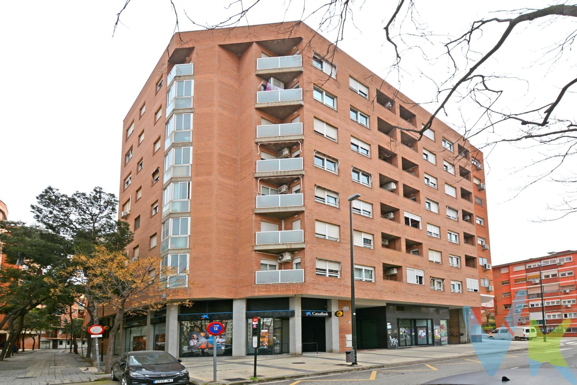 ENCANTADOR PISO CON TRASTERO EN SAN JOSE -  C/ JOAQUIN SOROLLA . Apartamento compuesto por dos dormitorios, salón, cocina independiente totalmente equipada y un baño. Se vende con mobiliario, tal y como se ve en el reportaje fotográfico. Finca del año 1999. 4ª planta exterior a la calle CON ASCENSOR.  . Suelos de parquet, y gres en cocina y baño, puertas lacadas en blanco y ventanas Climalit correderas. Split de aire acondicionado en salón y ventiladores de techo automáticos en los dormitorios. Calefacción y agua caliente individuales a gas.  . Gastos de comunidad de 51€. Trastero en finca incluido en el precio. . IDEAL COMO PRIMERA VIVIENDA, PARA ENTRAR A VIVIR. . Al lado del Parque de la Memoria. Transportes y comercios de todo tipo a un paso de la vivienda.  . SI QUIERES VIVIR EN UNA BONITA COMUNIDAD RODEADO DE GENTE ESTUPENDA..ESTE ES TU PISO!!! . No te pierdas el tour 360º y el reportaje fotográfico que hemos preparado para ti. . BUSCAMOS SOLUCIONES🏡,. ENCONTRAMOS HOGARES💙. Si necesitas financiación no lo dudes, tenemos asesoramiento financiero sin compromiso. Infórmate.   . IMPORTANTE: El precio no incluye impuestos, gastos de notaría, registro ni honorarios de intermediación. Este anuncio tiene carácter informativo y no es contractual. Puede estar sujeto a errores o modificaciones. 