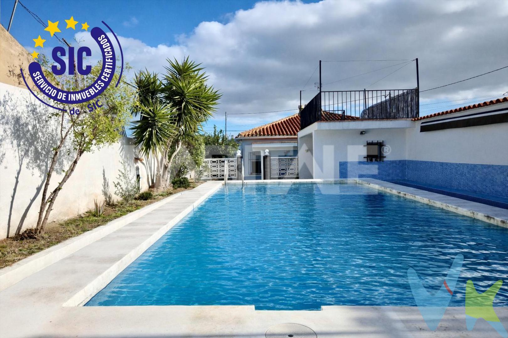 Habitale presenta en exclusiva este precioso chalet independiente totalmente reformado, ubicado en Alborache en un entorno natural privilegiado, ideal para quienes buscan tranquilidad, confort y calidad de vida a pocos minutos de todos los servicios.

La vivienda se distribuye en una sola planta, lo que aporta máxima comodidad y funcionalidad. En su interior encontramos un amplio salón-comedor con cocina abierta, completamente reformado con un diseño moderno y muy luminoso. Dispone de dos dormitorios dobles con mucha luz natural y un baño completo con plato de ducha, todo en perfecto estado y listo para entrar a vivir.

En la zona exterior, la propiedad ofrece múltiples espacios pensados para el disfrute durante todo el año: piscina privada; jardín con árboles frutales y plantas; un paellero con un espacio exterior habilitado como zona de comedor al aire libre, ideal para disfrutar de reuniones familiares y veladas con amigos en un entorno cómodo y agradable; y una zona exterior con ducha cerrada y lavandería. El chalet cuenta además con dos accesos independientes, lo que aporta comodidad y versatilidad.

Desde el exterior, junto a la entrada de la piscina encontrarás una escalera que conduce a una gran terraza, ideal para crear una zona chill out, comedor de verano o espacio de relax, con vistas despejadas a la montaña.

La ubicación es uno de sus grandes atractivos. Situado en Alborache, municipio conocido por su entorno natural que permite disfrutar de rutas de senderismo, parajes naturales, ríos y zonas recreativas, como la popular Ruta de los Molinos. Todo ello sin renunciar a la cercanía de servicios básicos y con buena conexión por carretera con Valencia y poblaciones cercanas.

A nivel urbanístico, la parcela se encuentra clasificada como suelo urbanizable residencial según el planeamiento vigente, si bien actualmente la unidad de ejecución no se encuentra desarrollada, por lo que el inmueble se sitúa en un entorno pendiente de consolidación urbanística. La propiedad dispone de suministro de agua, electricidad y alcantarillado. 

Una propiedad ideal tanto como vivienda habitual como segunda residencia, que combina comodidad, entorno natural y espacios funcionales muy bien aprovechados.

Si te interesa, no dudes en escribirnos. ¡Estaremos encantados de coordinar una visita!

--------------

Por mandato expreso del propietario, comercializamos este inmueble en EXCLUSIVA, lo que le garantiza el acceso a toda la información, a un servicio de calidad, un trato fácil, sencillo y sin interferencias de terceros. Por este motivo, se ruega no molestar al propietario, a los ocupantes de la propiedad o a los vecinos. Muchas gracias por su comprensión.

La oferta está sujeta a cambios de precio o retirada del mercado sin previo aviso. Este anuncio en su conjunto, incluyendo textos, fotos, imágenes o cualquier otro contenido del mismo, no es vinculante dado que la información es ofrecida por terceros y puede contener errores. Se muestra a título informativo y no contractual. El precio anunciado no incluye los impuestos, ni los gastos como Notario, Registro de la Propiedad y honorarios de la agencia inmobiliaria que equivalen al 3% del precio de venta + IVA (21%).

Agentes de la Propiedad Inmobiliaria inscritos con número de registro RAICV 2880 y 4357, las operaciones están garantizadas con Seguro de Responsabilidad Civil y Seguro de Caución.

