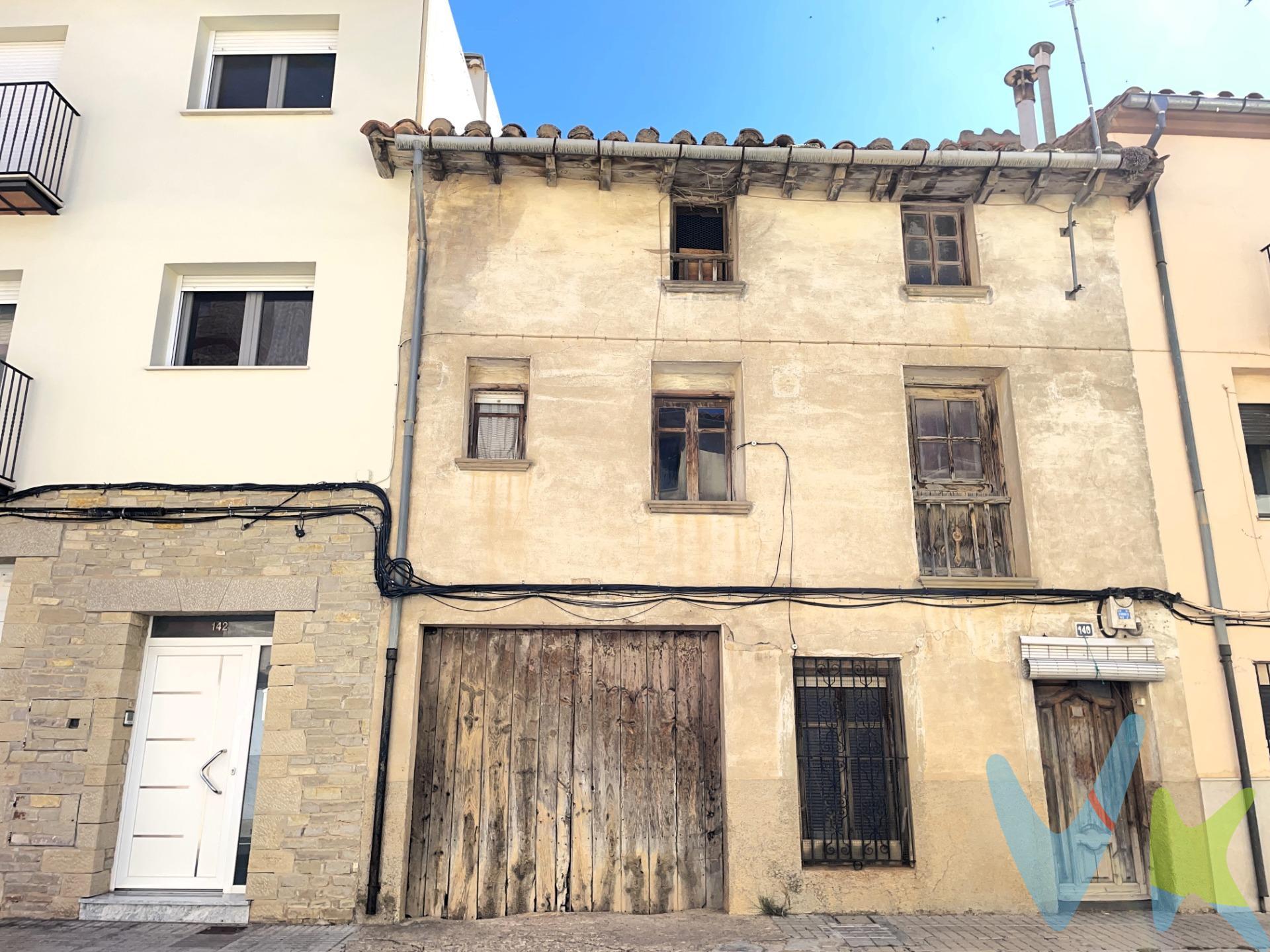 Descubre esta encantadora casa de pueblo en Villafranca del Cid, un refugio perfecto para aquellos que buscan una propiedad con potencial. Con 172 m² construidos y tres amplias habitaciones dobles, este hogar es ideal para familias o como proyecto personal. Cuenta con dos baños funcionales y una cocina sin equipar lista para ser transformada según tus preferencias. Cuando entres notarás la esencia clásica de su carpintería interior de madera, junto a los bonitos suelos de gres que aportan carácter al espacio. Además, estarás  en un entorno rural ideal para paseos tranquilos y disfrutar de la naturaleza donde vivir o poder desconectar los fines de semana y vacaciones. Esta casa necesita rehabilitación pero imagina todas las posibilidades: puedes diseñarla a tu gusto y convertirla en el hogar soñado. Entrégate al encanto de este bonito pueblo e inicia aquí tu nueva aventura! Estás a solo 43.800 €  ¡no te pierdas esta oportunidad!