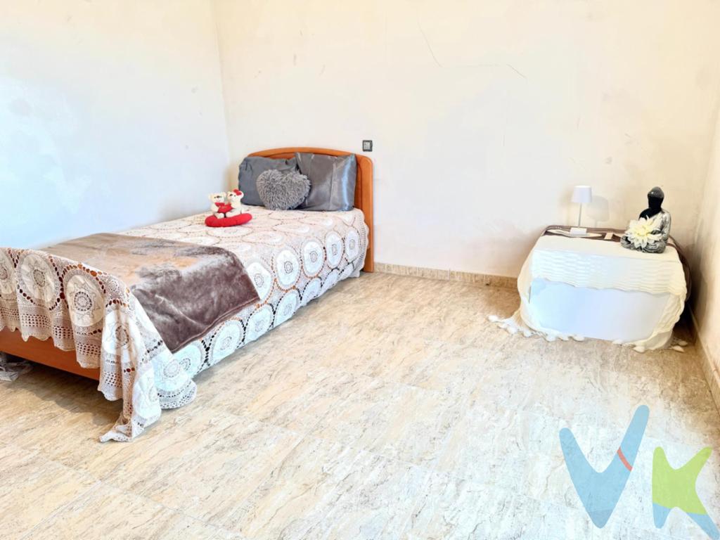¿Es tu momento de vivir rodeado de naturaleza? En venta impresionante casa en Sant Joan de Moró, una oportunidad excepcional para quienes buscan un hogar espacioso, en el que pueden vivir varias familias. Esta propiedad, construida en 2006, combina modernidad y funcionalidad, (AÚN SIN ESTRENAR),ofreciendo una estructura sólida y acabados de calidad en sus 381 metros cuadrados construidos. Es el lugar ideal para una familia numerosa, INVERSORES, o para aquellos que disfrutan de recibir visitas, gracias a sus seis amplias habitaciones y a su excelente distribución.Su planta baja, ES TODO UN GARAJE. Se puede aparcar HASTA TRES VEHÍCULOS y tiene acceso a un patio interior, dónde poder poner tu barbacoa y gracias a sus dos habitaciones, podrás darle el uso que desees, sin necesidad de acceder a la vivienda interior. Este edificio se hizo con el fin de hacer una vivienda FUNCIONAL, PRÁCTICA, pero no se llegó a vivir en ella. Al entrar hay un recibidor, que da acceso a las escaleras, para subir a las viviendas. La casa cuenta con un amplio salón que se presenta como el espacio perfecto para reuniones familiares y momentos de relajación. La cocina, moderna y equipada, invita a disfrutar de la gastronomía y experimentar nuevas recetas con comodidad.Uno de los atractivos de esta propiedad es su ubicación estratégica. Sant Joan de Moró ofrece un entorno tranquilo y seguro, ideal para familias, con la ventaja de tener paradas de autobús cercanas. Esto facilita el transporte y la conexión con otras áreas, haciendo que la vida diaria sea más cómoda y accesible para los residentes.El entorno residencial se complementa con una variedad de servicios cercanos, desde colegios, (enfrente de la vivienda) y supermercados hasta parques y restaurantes. Esta atractiva oferta asegura que nunca falte algo importante a poca distancia de su puerta principal. Si está buscando una casa que combine espacio, comodidad y accesibilidad, no busque más. Esta magnífica propiedad está esperando ser descubierta. No pierda la oportunidad de visitarla y ver por sí mismo, el abanico de posibilidades que tiene. Programe una visita para conocer esta maravillosa casa, un lugar donde sus sueños pueden hacerse realidad.Posibilidad de financiación hasta el 100%, pregúntanos y te haremos un estudio gratuito. Agencia Registrada con el número 1.399 en el Registro Obligatorio de Agentes Inmobiliarios de la Comunidad Valenciana. Puede consultar en la web de la GVA. Gastos e impuestos no incluidos en el precio. A título orientativo, en segundas transmisiones, el comprador abonará el Impuesto sobre Transmisiones Patrimoniales (ITP), cuyo tipo general en la Comunidad Valenciana es el 10% (*) sobre la base imponible, que será el mayor valor entre precio de compraventa, tasación o valor de referencia catastral. Gastos de notaría y Registro de la Propiedad: aproximado entre 1.000 y 2.000 euros (aranceles variables según precio, número de copias y complejidad). El comprador escoge libremente notario. El vendedor asume, por ley, los gastos que le correspondan, salvo pacto contrario. Si se precisa hipoteca, tasación, condiciones y costes bancarios según entidad elegida por el comprador; así como los gastos de gestoría y cualesquiera otros inherentes a la formalización de la compraventa. De acuerdo con la ley, no se incluyen en el precio otros gastos o tributos que legalmente correspondan al comprador. Los honorarios de intermediación inmobiliaria al vendedor no incluidos en el precio. Los honorarios de intermediación inmobiliaria al comprador: 2,5 % + IVA calculados sobre el precio de venta con un mínimo de 3.000 euros + IVA(*) Consultar condiciones concretas según circunstancias personales o régimen fiscal aplicable. Puedes llamar al y te informaremos de tu caso en concreto. El consumidor tiene derecho, conforme a la normativa vigente, a disponer de información y documentación adicional relativa al inmueble y condiciones de la compraventa, accesible en la sede física de la agencia situada en Avenida Rey Don Jaime nº74, 7ºB, Castellón de la Plana. La agencia actúa exclusivamente como intermediaria en la operación. Cualquier compraventa y sus condiciones quedan sujetas en todo caso a la aceptación expresa del vendedor del inmueble y a la posterior formalización del correspondiente contrato. El presente anuncio tiene carácter meramente informativo: la información suministrada se corresponde con la disponible a la fecha de publicación, pudiendo variar en función de las circunstancias o actualizaciones legales, contractuales y fiscales.  