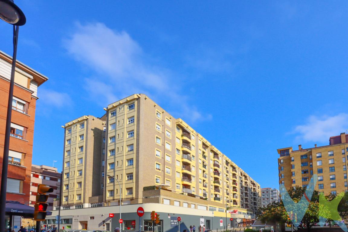 Vive el centro de Gijón con un espacio exterior para disfrutarlo todo el añoHay pisos que simplemente tienen metros y habitaciones y hay viviendas que ofrecen espacios para disfrutar, vivir y crear recuerdos.Esta magnífica vivienda en pleno centro de Gijón reúne amplitud, comodidad y una de esas características que marcan la diferencia: una fantástica terraza exterior donde poder disfrutar del aire libre sin salir de casa.Una vivienda amplia, luminosa y exterior.Facilidades de compra. Alquiler con opción a compra.Esta modalidad puede resultar especialmente interesante para quienes deseen adquirir la vivienda y prefieran disponer de un plazo adicional para organizar su financiación antes de completar la compraventa, disfrutando mientras tanto del inmueble en régimen de alquiler.La vivienda cuenta con 3 amplios dormitorios, 2 baños y un salón de grandes dimensiones, un espacio perfecto para crear una zona de estar cómoda y acogedora y disfrutar de reuniones familiares o con amigos.La amplia cocina ofrece el espacio necesario para cocinar cómodamente y organizar el día a día, con una distribución pensada para disfrutar de una vivienda realmente cómoda.Una terraza para disfrutar de verdad. Imagina empezar el día desayunando tranquilamente al aire libre, crear una zona de comedor exterior para compartir comidas con familia o amigos, leer un libro mientras tomas un café o simplemente sentarte al final del día y desconectar. Un auténtico privilegio en pleno centro de Gijón. Un espacio con muchas posibilidades para convertirlo en tu rincón favorito de la casa.Y además, dispone de una segunda terraza tipo tendedero, perfecta para aportar funcionalidad y comodidad al día a día.Dos terrazas, dos formas de disfrutar del exterior.Garaje y trastero: un auténtico privilegio en el centro. Y si vivir en el centro de Gijón ya es una ventaja, hacerlo contando con una plaza de garaje de dimensiones poco habituales, con más de 6 metros de longitud, y trastero incluidos en el precio, supone un plus extraordinario. Una plaza especialmente larga que aporta mayor comodidad y posibilidades de aprovechamiento, en una zona donde disponer de aparcamiento propio marca la diferencia.Una propiedad pensada para quienes buscan algo más que una buena ubicación.Centro de Gijón + amplitud + exterior + dos terrazas + gran garaje y trastero.El precio de venta no incluye impuestos ni gastos de compraventa (notaría, registro de la propiedad, gestoría, etc.). El comprador abonará a la agencia honorarios por servicios de mediación y gestión del 2% del precio de venta + IVA.El consumidor tiene derecho a solicitar a la agencia inmobiliaria información y documentación adicional relativa al inmueble y a las condiciones de la compraventa. Cualquier compraventa y sus condiciones quedan sujetas a la aceptación expresa del vendedor del inmueble y a la posterior formalización del correspondiente contrato.El presente anuncio tiene carácter meramente informativo y no contractual, pudiendo la información mostrada variar o actualizarse.