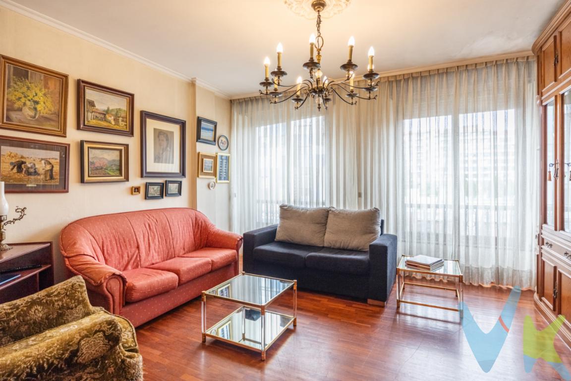 PISO EN VENTA OVIEDO CENTRO Presentamos esta excelente  oportunidad para adquirir un piso  en la codiciada zona Centro Oeste de Oviedo. Esta propiedad, ubicada en la cuarta planta de un edificio de 1950, ofrece una armoniosa combinación de encanto clásico y espacio contemporáneo. Con un total de 156 metros construidos, de los cuales 142 son metros útiles, este inmueble brinda un amplio espacio para que pueda acomodarlo.El piso cuenta con tres  amplios dormitorios , que proporcionan un ambiente luminoso y acogedor. Dispone de un  aseo, un cuarto de baño completo, salón - comedor, sala de estar, cocina independiente con un amplio cuarto de despensa.   El edificio se sitúa en una ubicación inmejorable, siendo el corazón del dinamismo urbano y a la vez un refugio tranquilo. Para quienes dependen del transporte público, tendrán el beneficio de contar con una excelente conexión de tren y autobús a pocos pasos del portal, facilitando un fácil acceso a todas partes de la ciudad y sus alrededores.Las amplias habitaciones son perfectas para adaptarse a cualquier estilo decorativo, permitiendo así personalizar el espacio según sus gustos y necesidades.Asimismo, el inmueble ofrece un sinfín de posibilidades de personalización, dándole la oportunidad de transformar este piso en su hogar ideal. Una base perfecta para un proyecto de renovación que combine lo mejor de lo clásico y lo moderno gracias a sus altos techos. En el entorno, la zona Centro Oeste de Oviedo se caracteriza por su vibrante oferta cultural, sus tiendas singulares, y una amplia gama de opciones gastronómicas.                                                                                                                                                                           DETALLES INMUEBLE 3 dormitorios1 baño1 aseosalón comedorsala de estarcocinadespensaCalefacción central de carbónVentanas de madera y aluminioParque , Baldosa y Gres Vivir aquí le permitirá gozar del acceso a plazas, parques y servicios esenciales a una distancia mínima, promoviendo un estilo de vida cómodo y placentero.Invertir en esta propiedad es una decisión estratégica, no solo por su ubicación privilegiada, sino también por su potencial de revalorización con el tiempo.  Si está buscando un hogar que combine espacio, ubicación y el inconfundible encanto de una construcción sólida y auténtica, este es el lugar indicado. Contacte con nosotros para más detalles y no pierda la oportunidad de conocer su próximo hogar. 