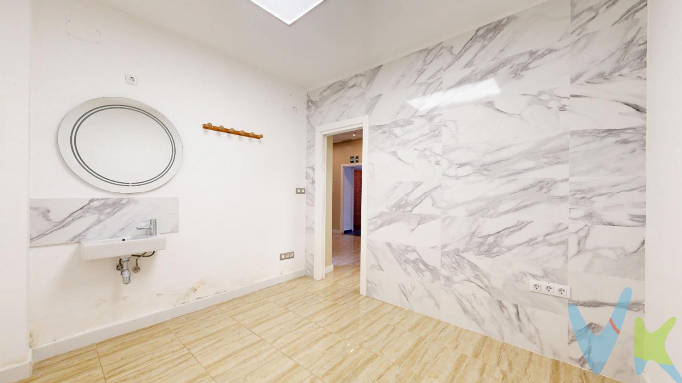 ¡Gran oportunidad de inversión en una ubicación privilegiada!Se ofrece en venta un exclusivo bajo comercial con vivienda incluida, situado en una de las mejores zonas comerciales de la ciudad. Este inmueble combina a la perfección la funcionalidad de un espacio de negocio con la comodidad de una vivienda, convirtiéndose en una opción ideal tanto para emprendedores como para inversores.El local comercial cuenta con excelente visibilidad, alto tránsito peatonal y una ubicación estratégica que garantiza una gran afluencia de clientes. Es perfecto para desarrollar múltiples tipos de actividad: desde retail hasta hostelería o servicios profesionales.La vivienda, integrada o anexa al local, ofrece un espacio acogedor y práctico, ideal para quienes desean ahorrar tiempo y costes al vivir cerca de su negocio, o como una atractiva opción de alquiler adicional.Características destacadas:Ubicación premium en zona comercial consolidadaGran escaparate y visibilidadEspacio versátil y adaptableVivienda incluida con acceso independiente (según distribución)Excelente potencial de rentabilidadNo deje pasar esta oportunidad única de adquirir un inmueble con múltiples posibilidades en una de las áreas más demandadas.Contáctenos para más información o para concertar una visita.