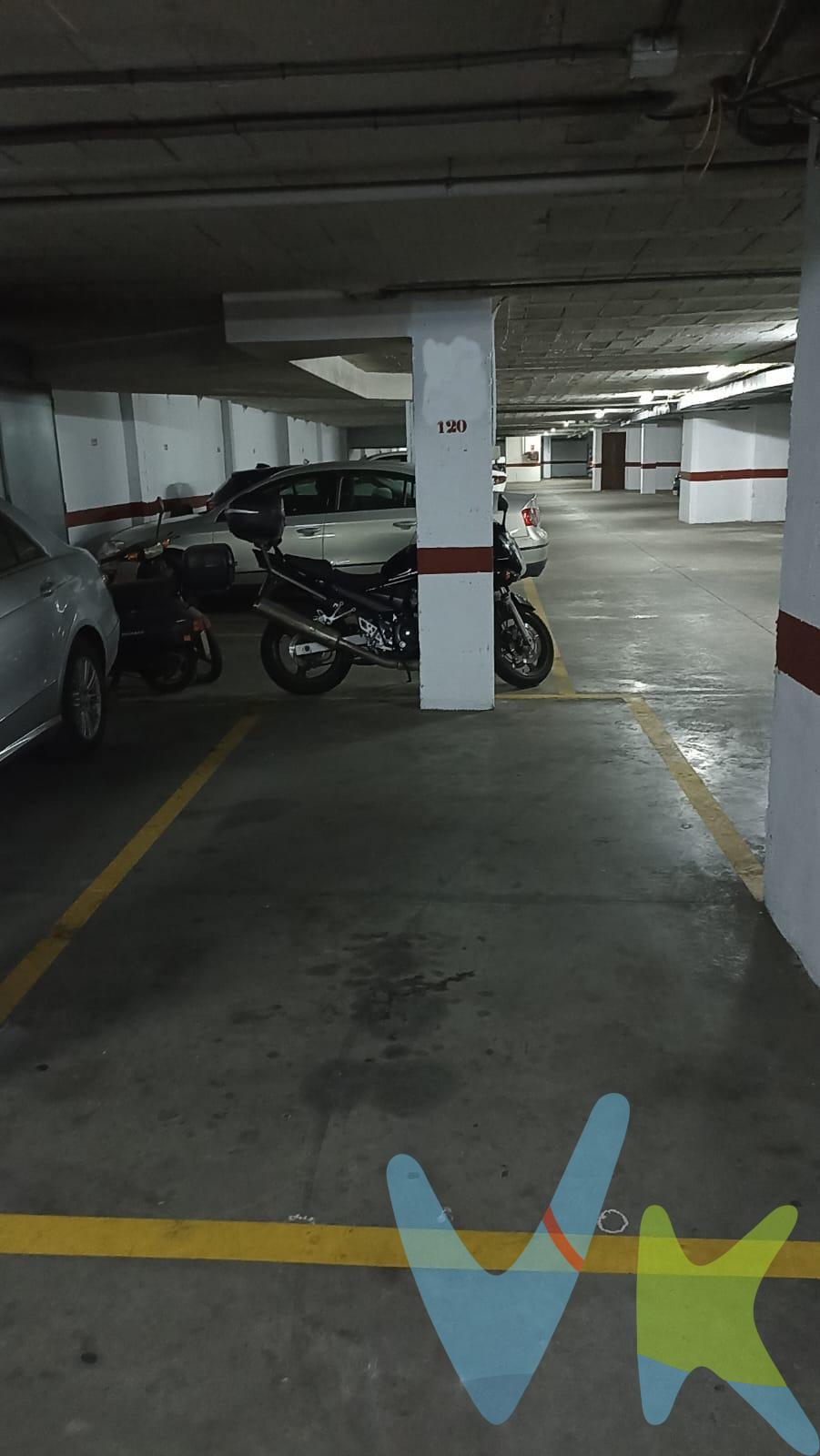 Presentamos una plaza de garaje ubicada en la calle José Maria Martorell, perfecta para coche mediano y con fácil acceso a las principales vías del área. Esta propiedad se presenta como una excelente oportunidad de inversión o solución práctica para quienes buscan comodidad al aparcar su vehículo cerca de su vivienda. Las medidas son 4,60 m x 2,30 m. Existe vigilancia con CCTV y tiene dos rampas una de entrada y otra de salida. Mejor es verla y probarla. Llámenos y se la enseñaremos.  . Cláusula de Transparencia y Desglose de Gastos (Ley 10/2025).  PRECIO DE VENTA + GASTOS.  En cumplimiento de las obligaciones de información previstas en la Ley 10/2025, de 28 de diciembre, de servicios de atención a la clientela y transparencia, así como en la normativa sectorial vigente, se hace constar que el precio indicado no incluye los gastos e impuestos inherentes a la adquisición, los cuales se desglosan a continuación:.  * Honorarios Agencia del comprador: 1.500 € más el 21% de IVA.  * Impuesto sobre Transmisiones Patrimoniales (ITP): Se aplicará el tipo impositivo vigente en la Comunidad Autónoma de Andalucía (generalmente el 7%, sin perjuicio de tipos reducidos del 3,5%, 1,2% o 1% aplicables según las circunstancias personales del comprador o las características del inmueble). El impuesto se devenga sobre el Valor de Referencia de Catastro o el precio de venta, aquel que resulte superior.  * Gastos de Notaría: Los honorarios notariales se calcularán conforme al arancel oficial regulado en el Anexo I, del Real Decreto 1426/1989, de 17 de noviembre, por el que se aprueba el arancel Notarial.  * Gastos de Registro: La inscripción en el Registro de la Propiedad se facturará según el arancel oficial establecido en el ANEXO I, del Real Decreto 1427/1989, de 17 de noviembre, por el que se aprueba el arancel Notarial.  * Gastos de Gestión (Gestoría): Los honorarios por la tramitación administrativa, liquidación de impuestos e inscripción registral ascienden a [600 aprox.] € (IVA incluido). * Para cumplir con la normativa vigente tenemos a disposición del cliente la Ficha de segundas y ulteriores transmisiones de inmuebles. El precio anunciado no tiene caducidad, pero puede sufrir alteraciones sin previo aviso.  Para una información exhaustiva sobre el funcionamiento, tipos impositivos y bonificaciones del ITP en Andalucía, puede visitar la página: https://www.juntadeandalucia.es/organismos/economiahaciendayfondoseuropeos/areas/tributos-juego/tributos/paginas/impuestos-cedidos-transmisiones.html. 
