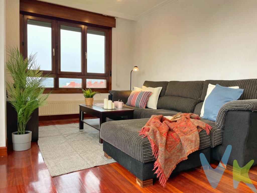 Impecable piso de tres dormitorios, salón, cocina, dos baños uno de ellos en suitte, garaje y trastero al que se accede directamente desde el ascensor entre el colegio de los Pericones y el de Monte Deva ( antiguas Ursulinas), piso totalmente exterior, con una fantástica orientación lo que le garantiza luz todo el día. El piso dispone de dos baños uno con plato de ducha y otro con bañera y una cocina totalmente equipada. Buenos materiales y buena construcción, sin el agobio de vivir en el centro pero a un paso de todo.La vivienda tiene unas vistas preciosas al Parque de los Pericones y a a la Universidad Laboral.Si quieres verlo no tienes mas que llamarnos estaremos encantados de enseñartelo.En el precio no se incluye el impuesto de transmisiones ni los gastos de notaria y registro.