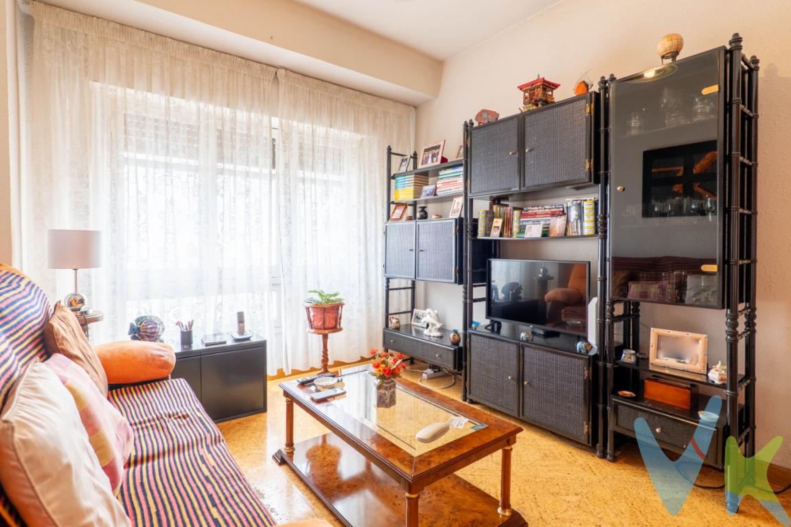 Presentamos esta vivienda situada en calle Fray Ceferino González, en una tercera planta sin ascensor, ubicada en uno de los barrios más consolidados y con mayor estabilidad de Gijón.  La propiedad se distribuye en dos dormitorios, salón, cocina independiente y baño, con una configuración funcional y potencial de actualización integral, lo que permite adaptar el inmueble a estándares actuales en el futuro.  El inmueble se encuentra arrendado en régimen de renta antigua, lo que implica:   Imposibilidad de realizar visitas interiores en el momento actual    Enfoque de la operación hacia un perfil inversor.El edificio se encuentra en buen estado de conservación, sin obras pendientes, y cuenta con el Informe de Evaluación del Edificio (IEE) favorable realizado en 2018, aportando estabilidad y tranquilidad a la inversión. La vivienda se encuentra para reformar, lo que representa una oportunidad para su revalorización futura una vez se disponga de la posesión del inmueble.  Ubicada en El Llano, una de las zonas más demandadas de Gijón, caracterizada por su:   Excelente nivel de servicios y equipamientos    Amplia oferta comercial y de proximidad    Muy buena conexión con el centro de la ciudad    Alta demanda sostenida tanto en mercado de alquiler como de compraventa. A escasos minutos del antiguo Centro Comercial Pryca (Carrefour), enclave clave dentro del barrio y punto de referencia en la actividad diaria.El Llano destaca por su estabilidad y liquidez inmobiliaria, consolidándose como una de las áreas más seguras para inversión en la ciudad.Una oportunidad orientada a inversores que valoran activos con recorrido, ubicados en entornos consolidados y con potencial de revalorización a largo plazo.  Se informa a los interesados que el precio de venta indicado no comprende los honorarios al comprador de la agencia inmobiliaria, el Impuesto de Transmisiones Patrimoniales (ITP) ni los gastos asociados a la compraventa (notaría, registro de la propiedad y otros.