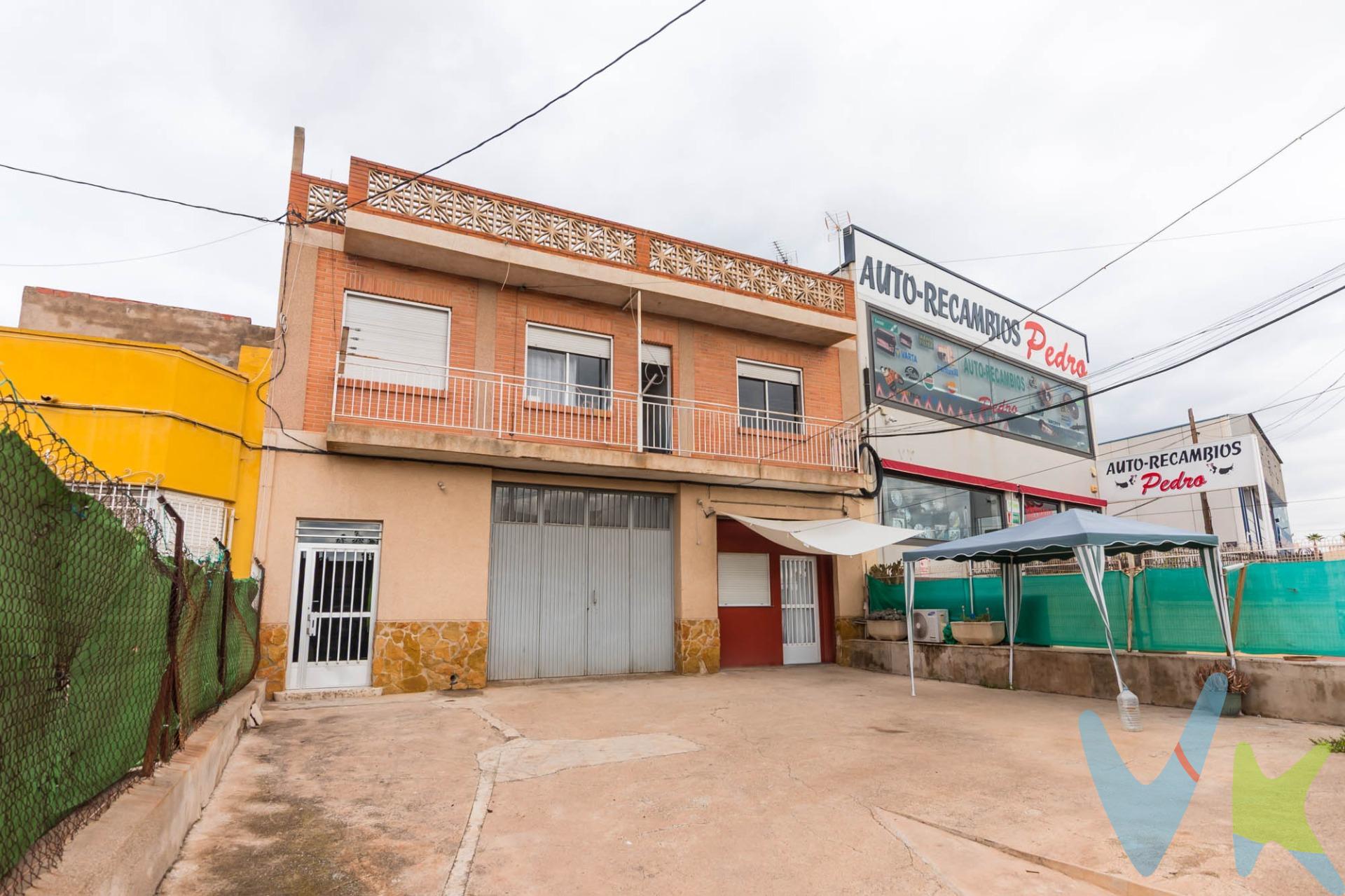 ¿Te imaginas comprar una casa y que la hipoteca se pague sola? Pues aquí tienes esta magnífica oportunidad de compra con muchas posibilidades de que tu hipoteca se pague alquilando una parte del inmueble. En la planta baja dispone de un amplio patio, y un gran almacén, en el cual se ha construido una vivienda de dos dormitorios, cuarto de baño, y salón-cocina. En la primera planta con acceso independiente dispone de 4 amplias habitaciones, cuarto de baño, salón, cocina independiente con despensa, y una terraza actualmente cubierta que proporciona otro salón. Si necesitas una amplia vivienda puedes vivir en la planta superior y alquilar la planta inferior con el almacén y la vivienda de dos dormitorios. Si por el contrario necesitas un lugar donde trabajar y un apartamento puedes alquilar la vivienda de la planta superior, en cualquiera de los dos casos la hipoteca se iría pagando sola. Por mandato expreso del propietario, este inmueble se comercializa en multiexclusiva, lo que garantiza un acceso completo a la información, un servicio profesional y una gestión ordenada, sin interferencias de terceros. Si eres agente inmobiliario y tienes un cliente interesado, estaremos encantados de colaborar. Contáctanos sin compromiso. 🤝 Una compra tranquila y bien acompañada. Al contactar directamente con nosotros, evitarás molestias innecesarias a la propiedad. Nos encargamos de toda la intermediación, facilitándote la documentación, la información necesaria y un trato cercano, claro y sin complicaciones. Te informaremos con total transparencia de todos los aspectos de la compra, incluidos gastos y honorarios de agencia para que tomes decisiones con calma y seguridad. Nuestra forma de trabajar se basa en algo muy sencillo:. Calma → la tranquilidad de comprar tu vivienda con acompañamiento profesional en todo el proceso con nosotros. ℹ️ Información legal. La descripción del inmueble y las imágenes publicadas tienen carácter meramente informativo y no contractual. El precio ha sido fijado por la propiedad y podría sufrir variaciones hasta su formalización en contrato de compraventa. 💰 Gastos de la compra. Impuestos (ITP). Con bonificación: 3 %. Sin bonificación: 7,75 %. Notaría y Registro: aprox. 1.000 €. Honorarios de agencia: 3 % + IVA, con un mínimo de 3.000 € + IVA (No incluidos en el precio de venta).   