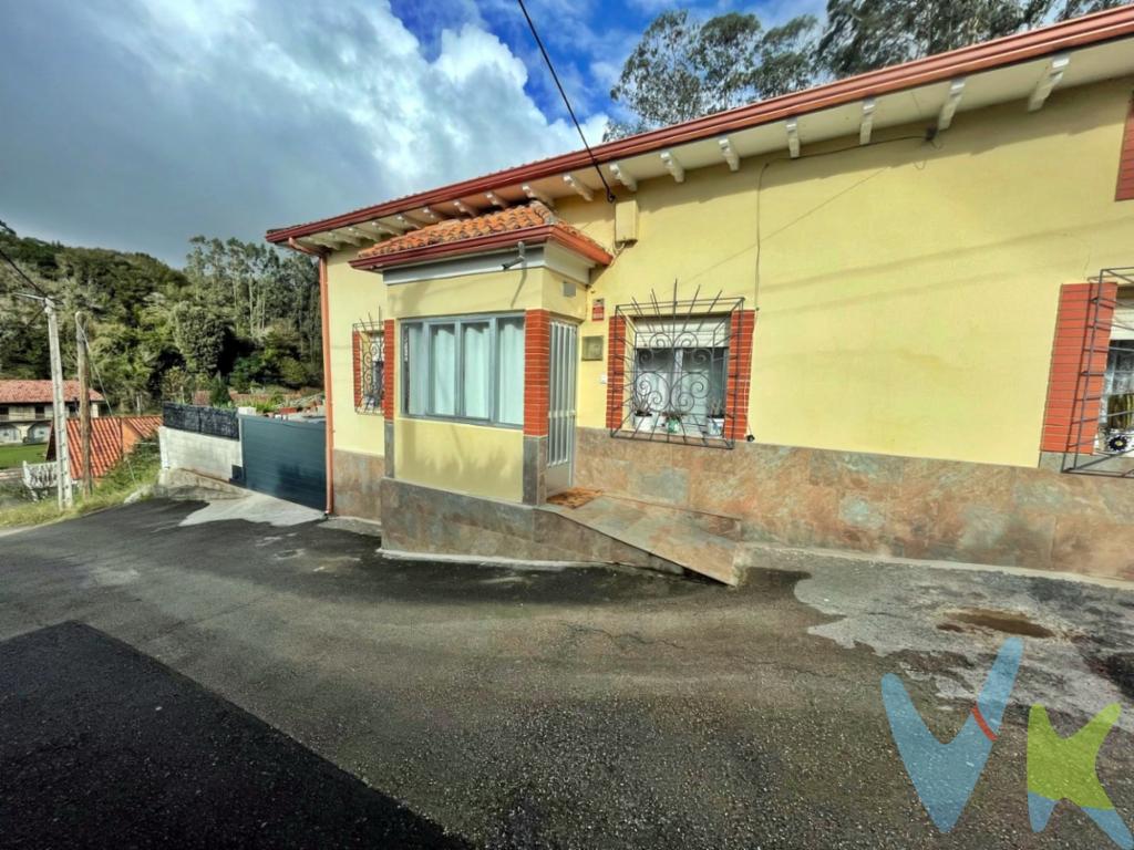 CASA INDEPENDIENTE EN PUENTE ARCE  Vivienda independiente en una de las zonas más privilegiadas  de Cantabria.  En Puente Arce, rodeada de naturaleza y, a un paso de la  capital, se encuentra esta casa unifamiliar enclavada en una  finca de más de 5.000 m².  La propiedad consta en planta baja de salón, cocina, dos  dormitorios, dos baños, garaje y zona de aparcamiento.  El bajo cubierta actualmente alberga dos dormitorios y un  cuarto trastero,  pero podrás distribuirlo a tu gusto y darle el  uso necesario según tu estilo de vida.  La casa necesita reforma, pero el tejado está en buen estado y  tiene instalada la calefacción. Una vivienda sin duda, con  muchas posibilidades. El terreno es en parte urbano y permite la construcción de  otro chalet, lo que lo convierte en una oportunidad única de  inversión.  A tan solo 12 minutos de Santander, cerca de playas como Usil (Mogro), el Parque Natural de las Dunas de Liencres y el  campo de golf Abra del Pas. Una zona ideal para quienes  buscan naturaleza, deporte y calidad de vida.  No lo dudes y ven a ver el que, sin duda, será tu nuevo  hogar.Al comprador se le cobrará  un 1% de gastos de gestión más el IVA correspondiente del precio final de venta. Los precios mostrados no incluyen impuestos, gastos de compraventa ni financiación.