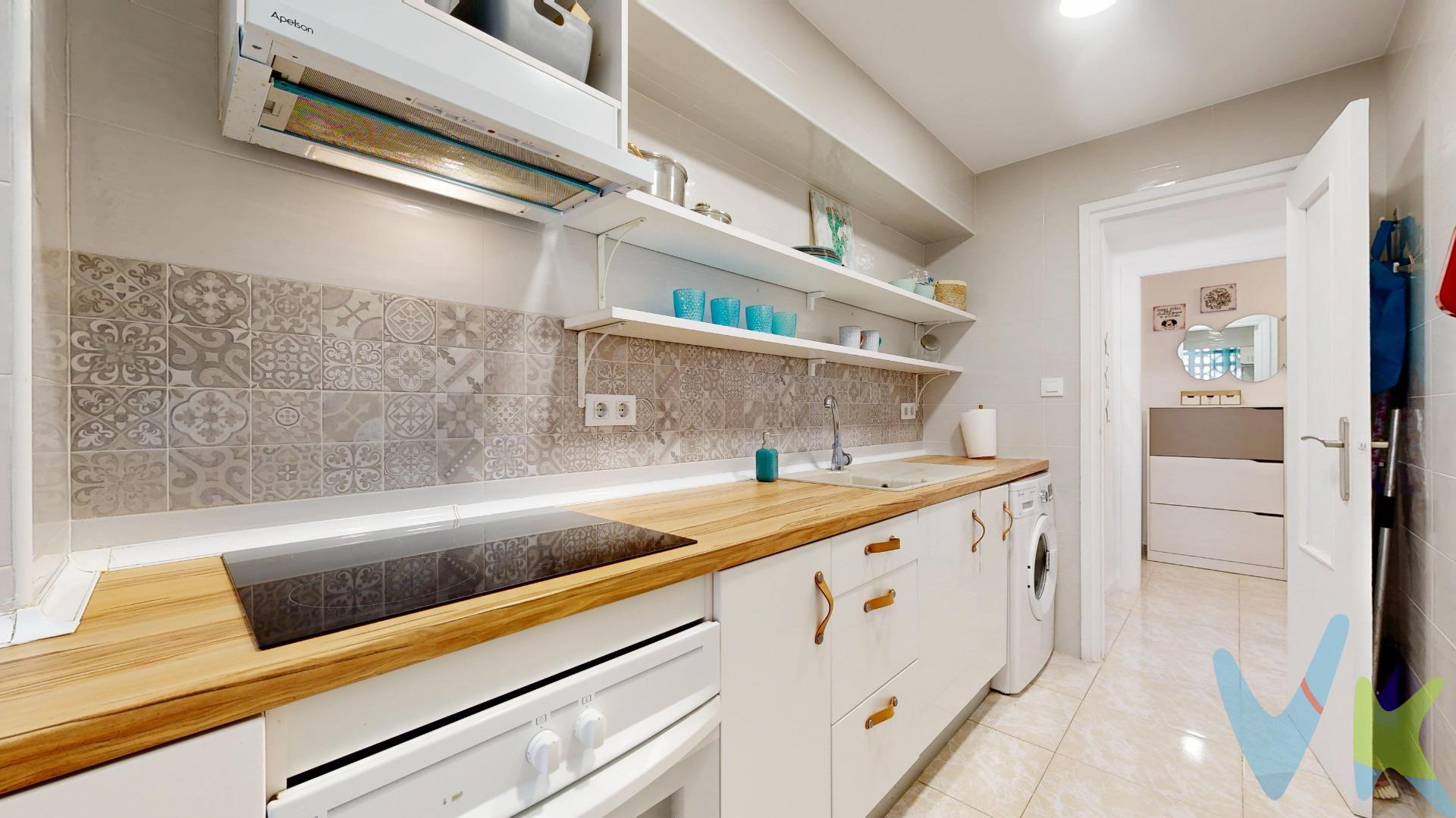 Se vende estupenda vivienda ubicada en el consolidado y demandado barrio de Zaidia, a tan solo unos minutos del centro de Valencia. . La vivienda cuenta con 3 habitaciones, 1 cuarto de baño completo, equipado con bañera, y una superficie muy bien distribuida, pensada para aprovechar al máximo cada rincón. Salón-comedor amplio con entrada de luz natural, perfecto para reuniones familiares o zona de descanso. Cocina independiente, con espacio para almacenamiento.. Al ser totalmente exterior, recibe luz natural durante todo el día, creando un ambiente cálido y acogedor. Hace tan solo 7 años se realizó una reforma integral, lo que le aporta un estilo moderno y funcional, listo para entrar a vivir sin necesidad de hacer obras. Además, dispone de trastero comunitario, un extra perfecto para almacenar lo que necesites sin restar espacio al hogar. La ubicación es otro de sus puntos fuertes:. Situado en el barrio de Zaidía, una zona tranquila, con todos los servicios a tu alcance: supermercados, centros educativos, farmacias, zonas verdes, y perfectamente conectado con el resto de la ciudad mediante transporte público (metro, bus y carril bici). A pocos pasos del Jardín del Turia, perfecto para paseos, deporte o disfrutar del entorno natural sin salir de la ciudad. Ideal tanto para quienes buscan su primera vivienda, como para familias o inversores interesados en una zona con alta demanda de alquiler.