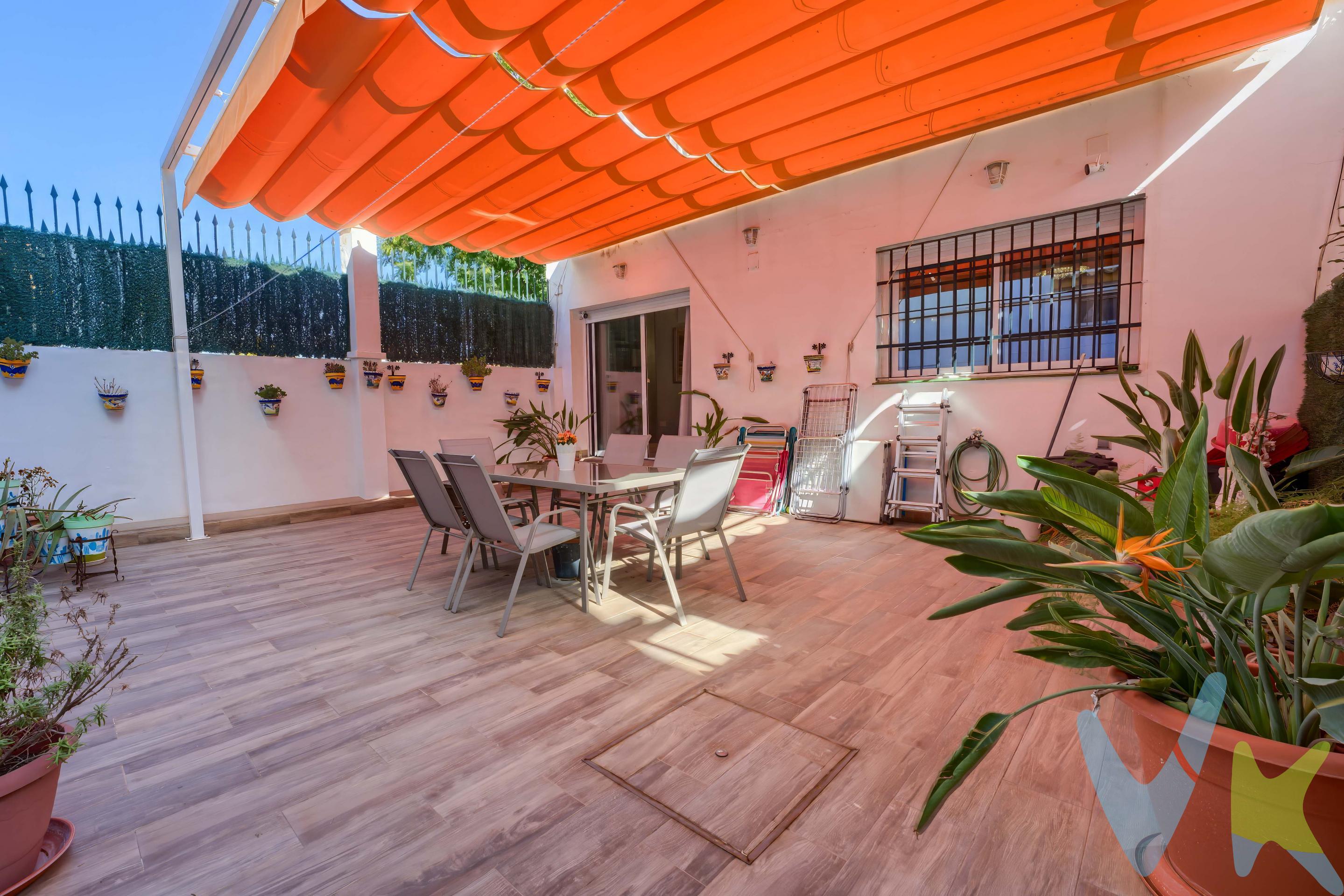 PRECIO DE VENTA: [740.000 + GASTOS] €. . Pareado en Santa Clara: 240 m², patio, piscina y azotea. Vivir en Santa Clara es hacerlo en una de las zonas residenciales más consolidadas de Sevilla: tranquila, bien comunicada y con todos los servicios. LA CASA. Pareado de 240 m² construidos, con cinco habitaciones más ático y tres baños completos. Espacio de sobra para una familia numerosa, teletrabajo o almacenamiento. Todas las habitaciones tienen armarios empotrados. El salón, muy luminoso por su orientación sureste, tiene chimenea en uso y ventana blindada con persiana eléctrica. EXTERIORES. • Gran patio con acceso directo a la piscina comunitaria, compartida solo por 22 viviendas. • Terraza y azotea con vistas. CONFORT Y EFICIENCIA. • Ventanas Climalit, casi todas oscilobatientes. • Cinco equipos de aire acondicionado. • Termo eléctrico y preinstalación de gas natural. • Nueve placas solares bifaciales. UBICACIÓN. Excelentes conexiones con el resto de Sevilla, servicios y zonas comerciales cerca, y el Club Santa Clara a un paso. En cumplimiento de las obligaciones de información previstas en la Ley 10/2025, de 28 de diciembre, de servicios de atención a la clientela y transparencia, así como en la normativa sectorial vigente, se hace constar que el precio indicado no incluye los gastos e impuestos inherentes a la adquisición, los cuales se desglosan a continuación:. •⁠  ⁠Impuesto sobre Transmisiones Patrimoniales (ITP): Se aplicará el tipo impositivo vigente en la Comunidad Autónoma de Andalucía, generalmente el 7% (51.800€), sin perjuicio de tipos reducidos del 3,5%, 1,2% o 1% aplicables según las circunstancias personales del comprador o las características del inmueble). El impuesto se devenga sobre el Valor de Referencia de Catastro o el precio de venta, aquel que resulte superior. •⁠  ⁠Gastos de Notaría: Los honorarios notariales se calcularán conforme al arancel oficial regulado en el Anexo I, del Real Decreto 1426/1989, de 17 de noviembre, por el que se aprueba el arancel Notarial. •⁠  ⁠Gastos de Registro: La inscripción en el Registro de la Propiedad se facturará según el arancel oficial establecido en el ANEXO I, del Real Decreto 1427/1989, de 17 de noviembre, por el que se aprueba el arancel Notarial. •⁠  ⁠Gastos de Gestión (Gestoría): Los honorarios por la tramitación administrativa, liquidación de impuestos e inscripción registral ascienden aproximadamente a [545] € (IVA incluido). •⁠  ⁠Honorarios Agencia del Vendedor: incluidos en el PVP. •⁠  ⁠Honorarios Agencia del comprador: La agencia prestará los servicios de información, asesoramiento y acompañamiento previstos en el Encargo de Servicios y en el D.I.A. Si solicita servicios adicionales o personalizados, sus honorarios serán informados previamente, de forma individualizada y por escrito, conforme a la libertad de pactos y a la normativa vigente. NO VINCULADOS AL PRECIO DE COMPRA. Para una información exhaustiva sobre el funcionamiento, tipos impositivos y bonificaciones del ITP en Andalucía, puede consultar el portal oficial de la Agencia Tributaria de la Junta de Andalucía en el siguiente enlace:. https://www.juntadeandalucia.es/organismos/economiahaciendayfondoseuropeos/areas/tributos-juego/tributos/paginas/impuestos-cedidos-transmisiones.html; . Documento D. I. A. a disposición del consumidor según Decreto 218/2005 Junta de. Andalucía.