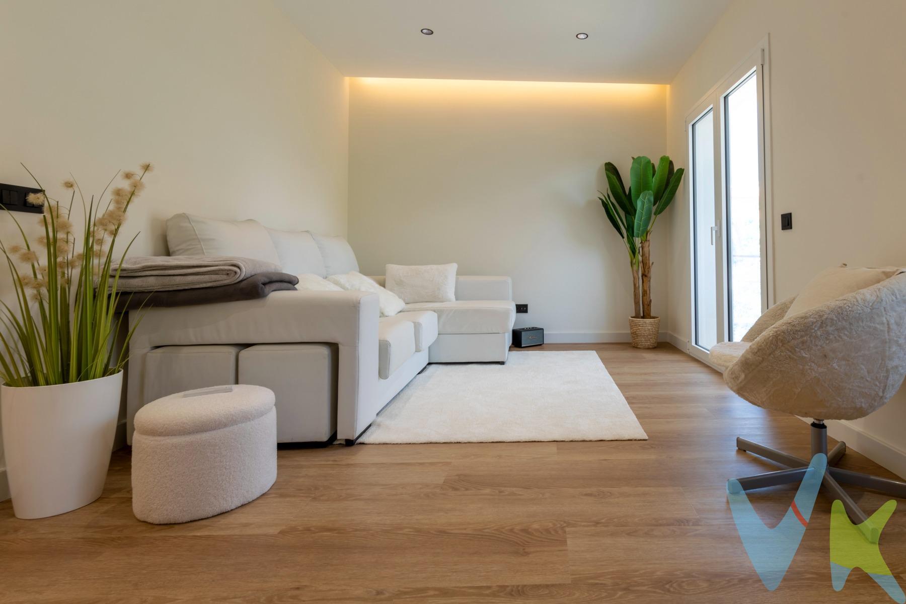 ¿Buscas un hogar donde la luz y el diseño sean los protagonistas?. Te presentamos este impresionante segundo piso en una finca cómoda y familiar de solo 6 vecinos. Totalmente reformado a finales de 2025, este apartamento combina a la perfección modernidad, confort y una ubicación inmejorable cerca de todos los servicios. El espacio: Diseño y luminosidad. Cada rincón de este piso ha sido diseñado para aprovechar al máximo la luz natural, siendo una propiedad totalmente exterior. La distribución es impecable:. -Zona de día: Un amplio salón-comedor con cocina americana integrada, un espacio abierto y fluido que conecta directamente con una acogedora terraza, el lugar perfecto para tus cenas de verano o desayunos al aire libre. -Zona de noche: Consta de dos luminosas habitaciones dobles (con orientación sureste) y una tercera habitación individual con salida directa a un balcón. Baño: Un baño completo equipado con un moderno plato de ducha. La reforma integral de 2025 no ha dejado nada al azar. El piso cuenta con:. -Suelos de parquet en toda la vivienda. -Cerramientos de aluminio de alta calidad con doble cristal, cámara de aire y ventanas oscilobatientes (aislamiento térmico y acústico superior). -Climatización por conductos (calefacción y aire acondicionado), garantizando confort todo el año. Situado en un entorno inmejorable, tendrás a mano todo lo que necesitas: excelente conexión de transporte público, variedad de locales comerciales, supermercados y colegios. Todo, sin renunciar a la paz que ofrece una finca pequeña y bien ubicada. Nota importante: En un mundo de filtros y retoques, queremos ser directos: las fotografías que ves son 100% reales. No hay renders, no hay Inteligencia Artificial y no hay retoques estéticos. Lo que ves es exactamente lo que encontrarás al cruzar la puerta. ¿Quieres visitar este hogar? Estaremos encantados de acompañarte para que compruebes personalmente la calidad de los acabados y la luz que inunda cada estancia de tu nuevo hogar. ________________________________________________________________. • Localització: Sant Pere de Ribes, Centre. • Estat de l'immoble: En perfecte estat, reformat. • Superfície útil: 60 m² / Superfície construïda: 77 m². • Cèdula d'habitabilitat: CHB04225625001. • Certificat d'eficiència energètica: Codi 1GWH51WWS · Consum 162 · Emissions 29. • ITE- Inspección tecnica del edificio:  Realitzada amb resultat desfavorable. • Preu total de transmissió: 295.000 €. • ITP: Tipus vigent (10% tipus general / 5% reduït segons perfil) · Import aproximat: 29.500 € (preu de venda x 10%). • Despeses notarials: Segons aranzel notarial (aprox. 1.000 €). • Despeses registrals: Segons aranzel registral (aprox. 1.000 €). • Gestoria: Aprox. 500 € + IVA. • Total aproximat despeses de compravenda: 32.000 € (ITP + aprox. 2.500 €). • Honoraris d'agència: A càrrec exclusiu del venedor. • Càrregues i gravàmens: Lliure de Càrregues. • Estat d'ocupació: Lliure. • Règim de protecció oficial: Lliure. • Condició de gran tenidor del propietari: No Gran Tenidor. • Núm. Registre AICAT: 6768 · Núm. API: 3387. El mobiliari, equipament, decoració i analegs, de les fotografies i videos no està inclòs en el preu · Superfícies obtingudes de documents oficials. 