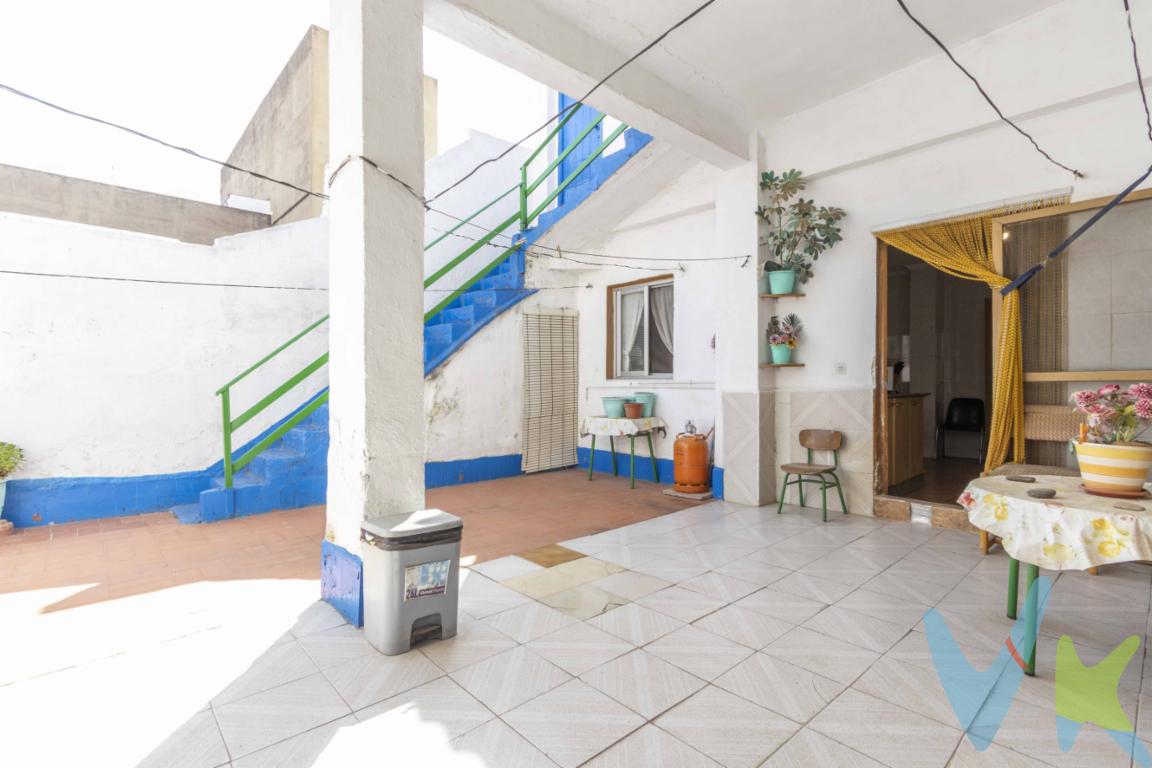 Venta de Casa Adosada en Moncada: ¡Oportunidad Única!Esta encantadora casa adosada, ubicada en la vibrante localidad de Moncada, es una joya que no querrás dejar pasar. Agregando valor a su atractivo, esta propiedad se encuentra a poca distancia de todos los servicios esenciales, incluyendo el metro y varias rutas de autobús, lo que garantiza una excelente conectividad con el resto de la ciudad y sus alrededores.Construida en el año 1955, la vivienda conserva un encanto especial que combina la arquitectura tradicional. La propiedad cuenta con un área útil de 137 metros cuadrados y un total de 147 metros construidos, proporcionando un espacio generoso para satisfacer todas sus necesidades. La distribución del inmueble es ideal para familias o para aquellos que valoran el espacio adicional.La casa dispone de cuatro habitaciones espaciosas y ofrecer un ambiente acogedor. Estas habitaciones pueden adaptarse fácilmente a diferentes usos, desde dormitorios hasta oficinas o salas de juegos, lo que proporciona una gran flexibilidad. El cuarto de aseo, perfectamente ubicado, ofrece comodidad y funcionalidad.También cuenta con un práctico trastero, proporcionando el espacio ideal para almacenar aquellos objetos que no se utilizan a diario. Este añadido es clave para mantener la vivienda organizada y libre de desorden, optimizando así cada metro cuadrado de la propiedad.Además de sus características internas, la localización de esta casa adosada es inmejorable. Moncada es conocida por su ambiente tranquilo y su proximidad a Valencia, lo que la convierte en un lugar perfecto para disfrutar de la vida en familia. La cercanía a los medios de transporte público garantiza que moverse por la ciudad sea sencillo y eficiente, permitiéndote disfrutar de las comodidades urbanas mientras vives en una comunidad tranquila.La estructura y disposición de esta casa adosada también ofrecen un potencial significativo para aquellos que deseen emprender proyectos de renovación o actualización, permitiéndote imprimir tu propio estilo y preferencias en cada rincón. La solidez de su construcción original aporta una base robusta sobre la cual construir tus sueños.Por otro lado, la amplitud de la vivienda permite la posibilidad de crear hermosos espacios exteriores como terrazas o jardines, ideales para el esparcimiento. Imagina disfrutar de un desayuno al aire libre o de una tarde relajada con amigos en tu propio rincón privado.Nuestra invitación es que visites esta propiedad y te dejes sorprender por su potencial y encanto. La combinación de ubicación, espacio y características únicas hacen de esta casa una oferta inigualable en el mercado inmobiliario actual. No pierdas la oportunidad de hacerla tu hogar y ser parte de la cálida y acogedora comunidad de Moncada.¡Contáctanos hoy mismo para obtener más información o para agendar una visita! Descubre el hogar perfecto para ti y tu familia en una de las zonas más atractivas de la región. Estamos seguros de que una vez que veas todo lo que esta casa adosada tiene para ofrecer, querrás hacerla tuya.Se muestra a título informativo y no contractual. El precio no incluye lo siguiente: Honorarios de la agencia inmobiliaria, impuestos (IVA, ITP) y otros gastos de la Compraventa (notaria, gestoría y registro).