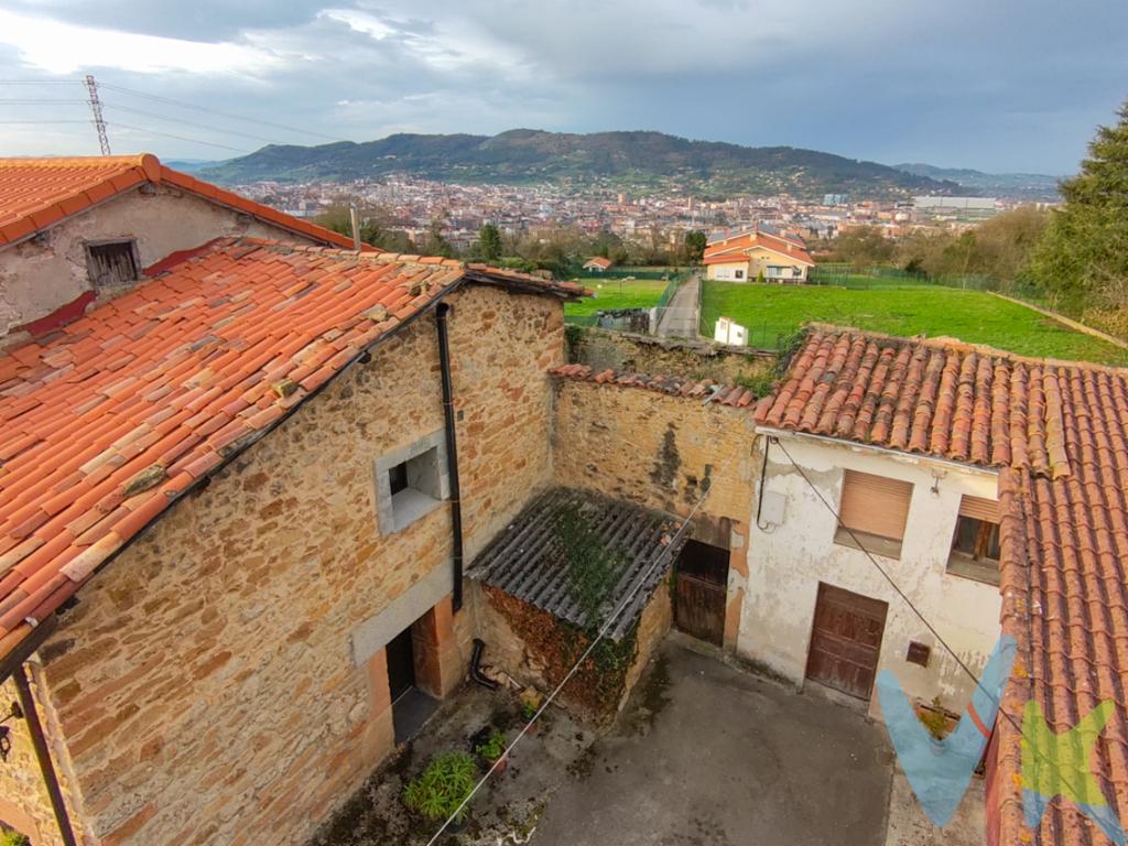 ¡Gran Oportunidad en San Esteban de Las Cruces!!. Convierte esta casa en el hogar de tus sueños. Con una Ubicación Privilegiada, a 3 minutos en coche y a 20 minutos caminando de Oviedo y con la parada del bus urbano prácticamente a la puerta. Disfruta de la tranquilidad y de su entorno natural sin renunciar a la comodidad de la ciudad. Esto hace que sea ideal tanto para quienes necesiten desplazarse diariamente por motivos laborales, como para los que prefieren disfrutar de las atracciones que la zona ofrece.Características destacadas:- Ubicación excepcional: Situada en una zona tranquila con posibilidad de impresionantes vistas panorámicas de Oviedo.- Excelentes comunicaciones: Dispone de parada de autobús urbano cercana, garantizando fácil acceso al centro y a todos los servicios esenciales.- Casa para reforma integral: Un lienzo en blanco para diseñar y construir la casa perfecta para ti. La estructura permite múltiples opciones de distribución y aprovechamiento del espacio.Para ayudarte a visualizar su potencial, en las fotografías encontrarás un PLANO elaborado por un arquitecto de la distribución actual y una propuesta de reforma.- Hórreo delante de la casa incluido en el precio: Una joya con gran potencial que aporta encanto y tradición. Con una reforma adecuada, este espacio puede convertirse en una zona de descanso, un estudio o un alojamiento auxiliar. El espacio que hay debajo del hórreo es el rincón perfecto para los amantes del bricolaje.- Posibilidad de jardín trasero, consúltanos.Si buscas una vivienda con carácter, en un entorno tranquilo y con la posibilidad de crear un hogar único, esta es la ocasión que estabas esperando. ¡Llámanos ya!. Viviendas a este PRECIO y con esta ubicación ya no se consiguen.Nuestro experto equipo de profesionales está comprometido en brindar un servicio personalizado y de calidad, asesorando a nuestros clientes en cada paso del proceso de compra de este inmueble. Si estás buscando una propiedad única y deseas contar con el respaldo de una empresa de confianza, no dudes en contactar con nosotros.No incluido en el precio el impuesto de transmisiones patrimoniales y los gastos de notaría y registro.Los honorarios de la agencia inmobiliaria son asumidos íntegramente por la parte vendedora, no suponiendo coste alguno para el comprador. 