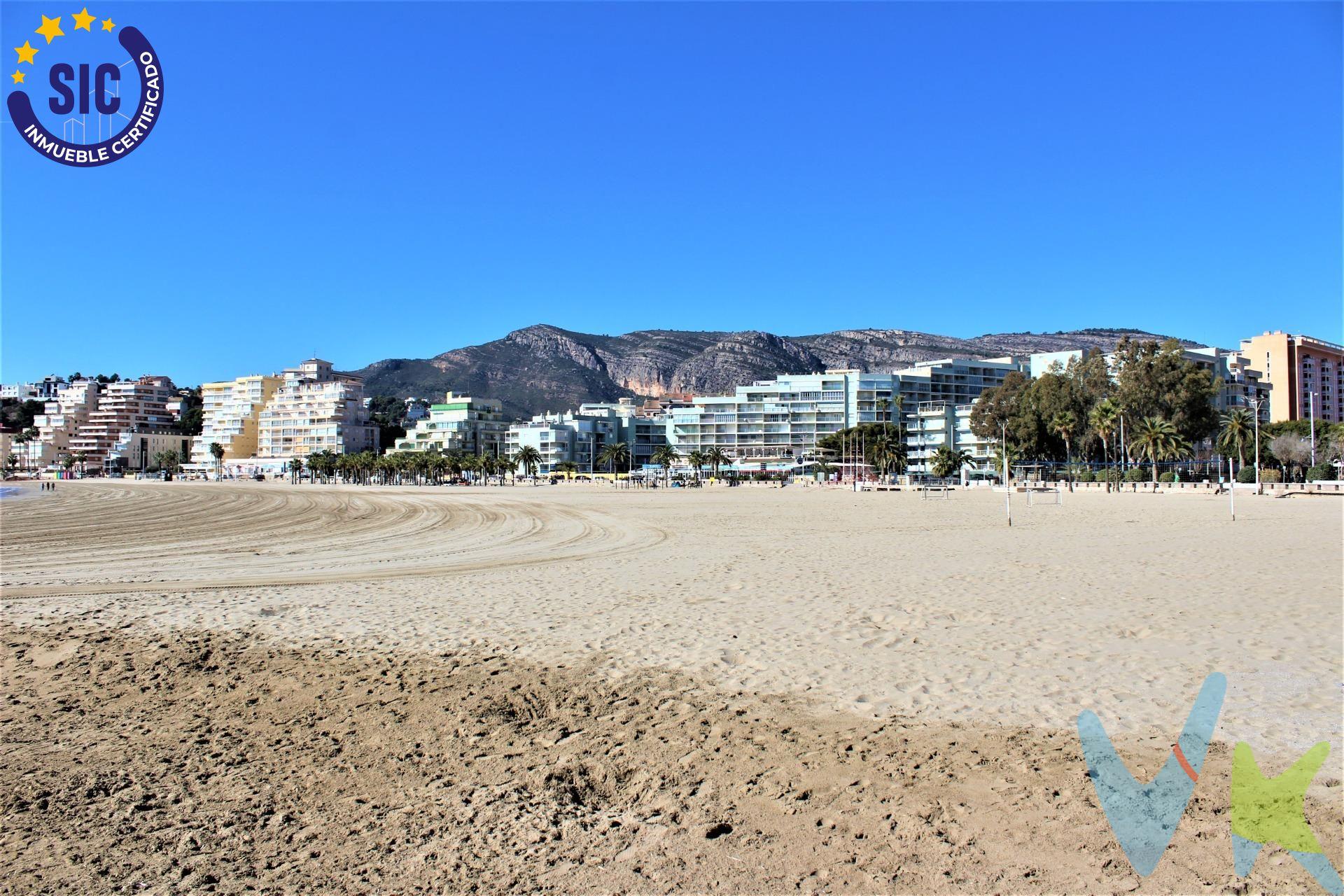 Descubre este exclusivo apartamento dúplex ubicado en la codiciada Playa de la Concha, Oropesa del Mar. Esta propiedad, que se encuentra a tan solo 50 metros del mar, cuenta con una superficie útil de 82 m², ofreciendo un espacio ideal para disfrutar tanto como inversión vacacional o residencia permanente. Compuesto por tres habitaciones dobles y dos baños más un aseo adicional, proporciona comodidad para toda la familia. Su estado es excelente gracias a su cuidadoso mantenimiento. Además incluye plaza de parking, esencial dado el alto tráfico turístico durante los meses estivales donde aparcar puede ser complicado. El inmueble destaca también por contar con terraza desde donde podrá apreciar la brisa marina por su cercanía y ya sea disfrutando del sol mediterráneo o paseos junto al mar Mediterráneo este hogar ofrece estilo vida inigualable. . La Concha, con forma de bahía, te ofrece un mar en calma apto para todos los públicos. Columpios y toboganes; hamacas y sombrillas te esperan. Completamente accesible, la playa de La Concha es también el centro de las actividades lúdicas. Un bello atardecer prolongará tu estancia hasta la hora del aperitivo y un cielo plagado de estrellas espera tu paseo nocturno. Esta maravillosa playa cuenta con los distintivos de Bandera Azul, ISO14001, SICTED (Sistema Integral de Calidad Turística en Destino) y “Q” Qualitur. Los metros útiles son aproximados. Este inmueble es en exclusiva, con lo que le facilitamos cualquier información sobre la vivienda. Por este motivo, solicitamos no molesten al propietario, ocupantes de la propiedad, vecinos o conserje de la comunidad. . Muchas gracias por su comprensión. El precio indicado puede sufrir variaciones. En todos los casos los precios expuestos son más impuestos y gastos derivados de la transmisión del inmueble.