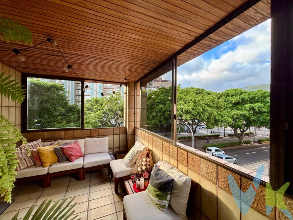 Descubre este increíble piso en Santa Cruz de Tenerife, ubicado en una zona privilegiada del centro de la capital; en plena Rambla, entre el Parque de la Granja y Tome Cano. Con una amplia superficie de 154 m², esta propiedad es perfecta para familias que buscan espacio y comodidad. El inmueble cuenta con cuatro habitaciones dobles, una de ellas con baño en suite, un amplio salón-comedor, cocina independiente con solana, otro baño completo, dos espectaculares terrazas acristaladas y ubicadas a cada lateral de la vivienda, perfectas para el ocio, la relajación y disfrutar de agradables momentos con familia. Y por último, un balcón frontal, con vistas a la Rambla de la capital, a la ciudad y a las montañas. Además, uno de los mayores atractivos del inmueble es que incluye 2 cómodas plazas de garaje y un trastero, una ventaja especialmente destacable en una zona tan céntrica, con alta afluencia y con dificultad de aparcamiento. La propiedad se encuentra cercana a todos los servicios esenciales: supermercados, colegios, farmacias, centros de salud, transporte público, centros comerciales y una amplia oferta de ocio y restauración, lo que garantiza una vida cómoda y práctica. También para las familias con niños o quienes disfrutan al aire libre, la ubicación está rodeada de zonas verdes y áreas infantiles seguras donde los más pequeños pueden jugar tranquilamente. Si quieres vivir en el centro de la capital, ¡esta es tu oportunidad! Llámame y lo vemos juntos. 