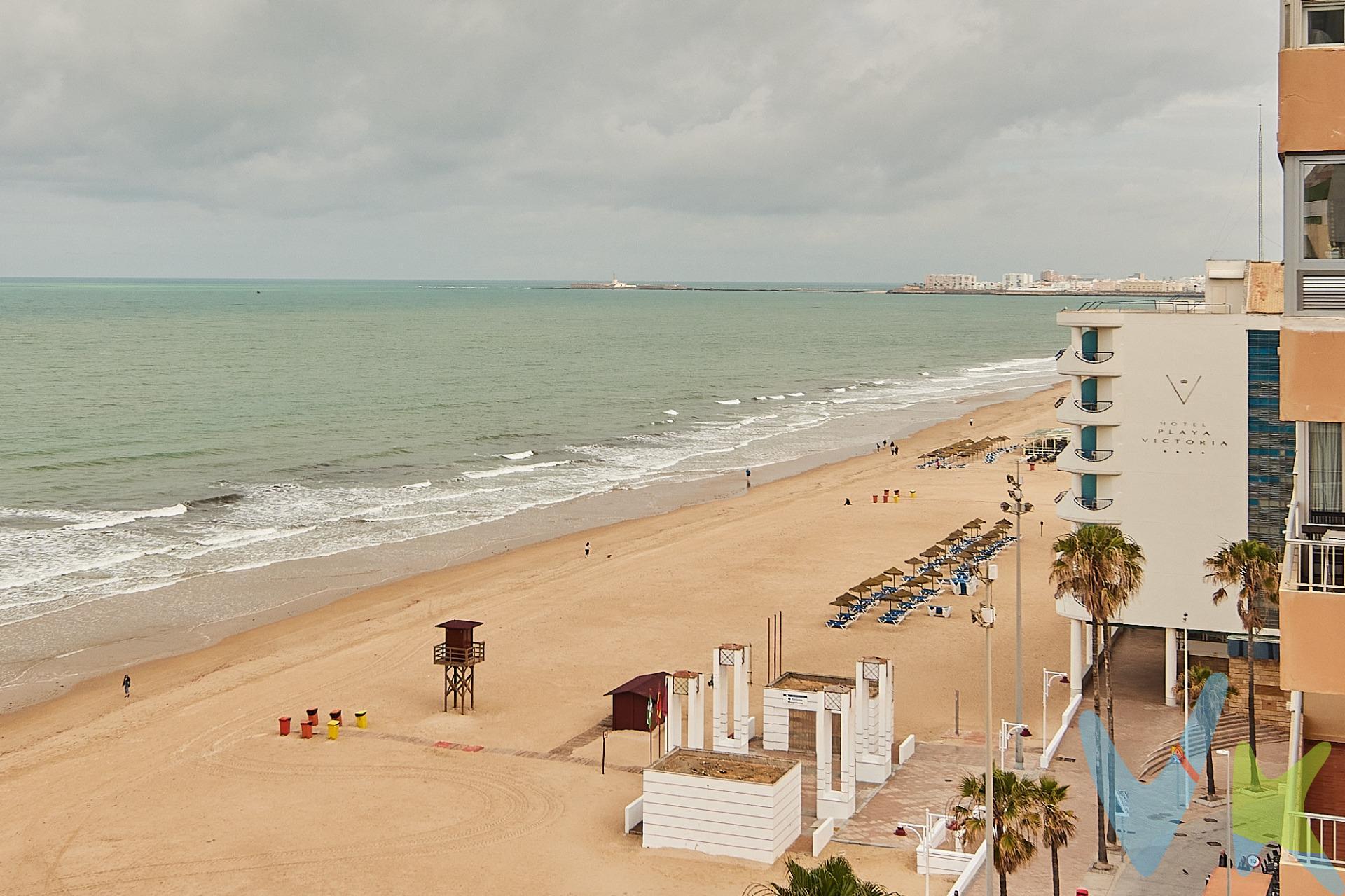 ¡OPORTUNIDAD ÚNICA EN CÁDIZ CAPITAL – PRIMERA LÍNEA DE PLAYA CON VISTAS AL MAR!. Se vende espectacular piso en primera línea de playa con impresionantes vistas al mar, ubicado en una de las mejores zonas de Cádiz capital. Características principales:.         •       Salón amplio con una pequeña terraza. 	•	4 habitaciones amplias y muy luminosas. 	•	2 baños completos, uno de ellos en suite. 	•	Armarios empotrados.         •       Cocina con lavadero. 	•	Plaza de garaje incluida en el mismo edificio con acceso directo. 	. Una vivienda perfecta para disfrutar del mar todo el año, tanto como residencia habitual como inversión. ¡No dejes pasar esta oportunidad!. Contacta para más información o concertar una visita. *Impuestos, gastos y honorarios de agencia no incluidos en el precio. Periodo de validez: Hasta el 31/12/2025. 