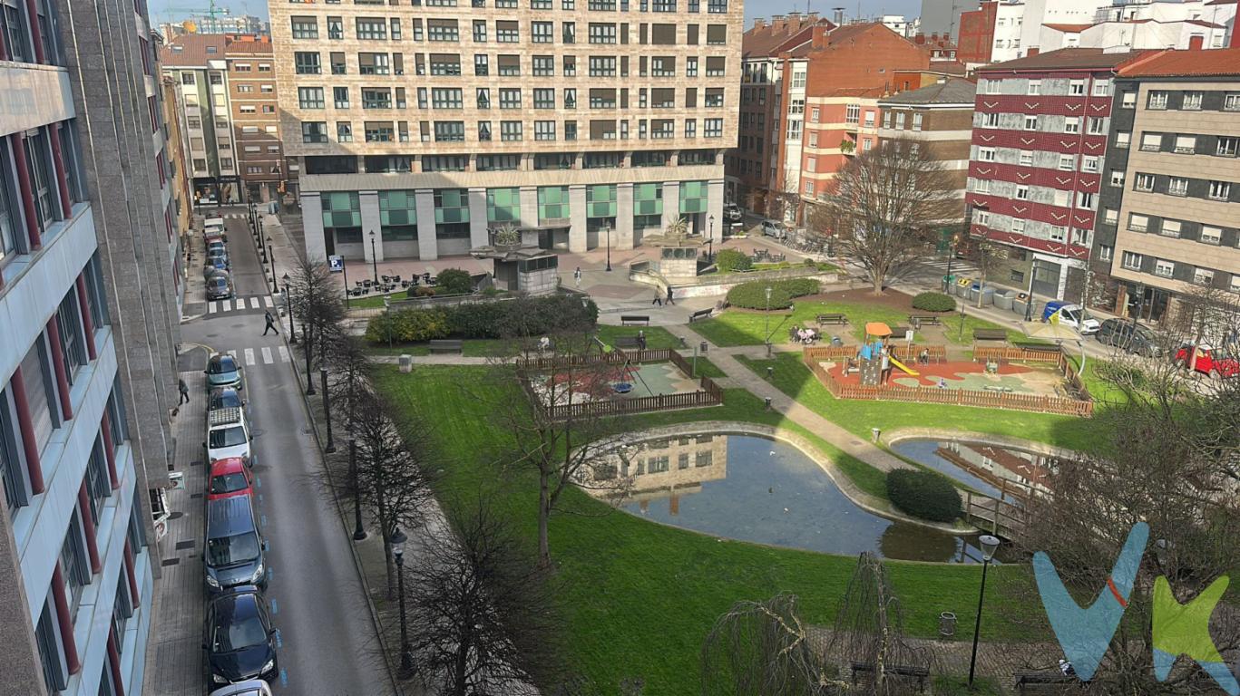 ¡Ubicación inmejorable en pleno Centro de Gijón! Piso de dos dormitorios con salón exterior con vistas al Parque de Zarracina, ideal para quienes buscan comodidad y tranquilidad a pasos de todo.Una oportunidad única para vivir en el corazón de Gijón con todas las ventajas urbanas y un entorno verde frente a tu salón.Piso versátil y listo para entrar a vivir.Cocina independiente y baño completo.Dos dormitorios prácticos y funcionales.Salón con vistas al parque, perfecto para disfrutar de un entorno verde.Edificio con ascensor de tamaño reducido, apto para una persona por viaje.Cuenta con una pequeña carbonera. En el precio de venta no incluye impuestos, ni gastos de notaria.