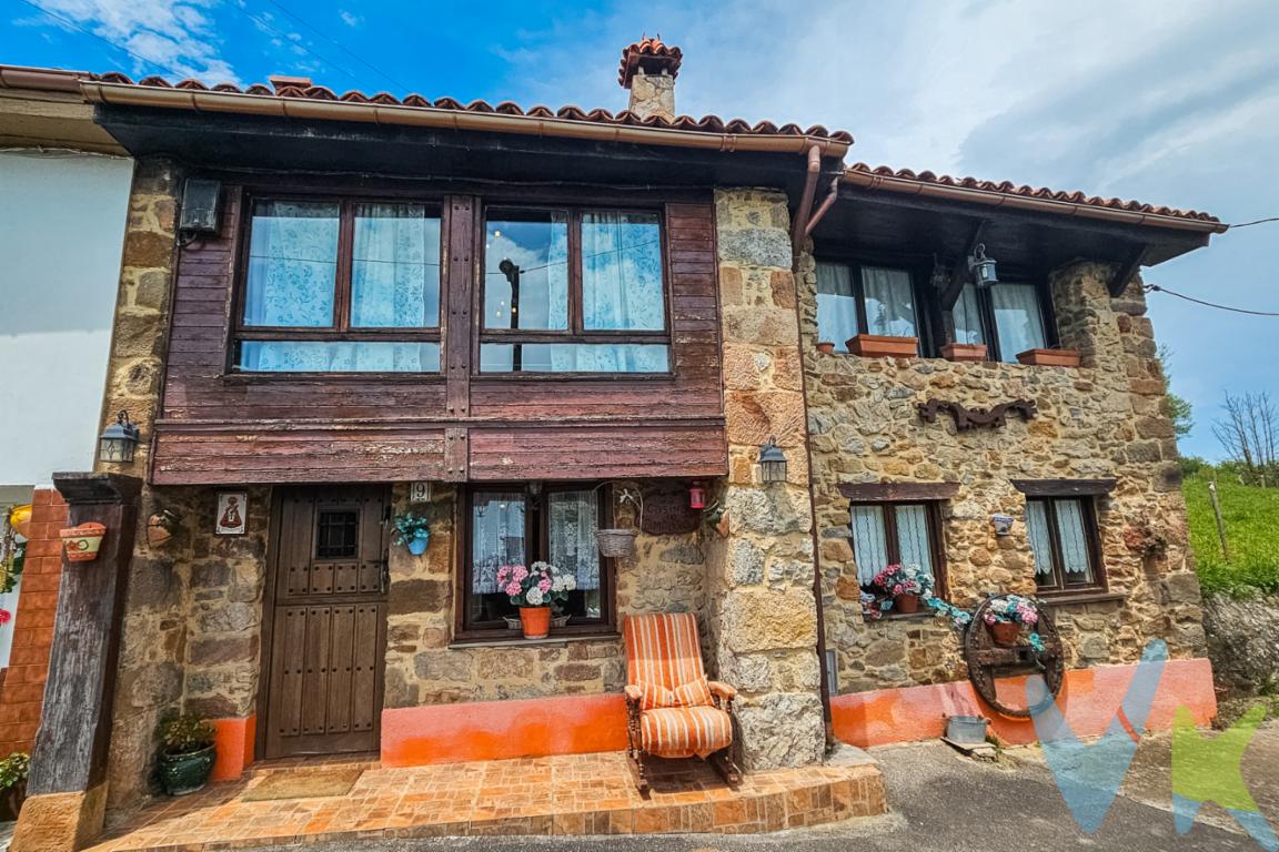 Casa en venta zona La Texuca Bimenes.Nos complace presentar una encantadora casa situada en el sereno municipio de Bimenes. Esta excelente propiedad ofrece un entorno perfecto para quienes buscan un refugio apartado del bullicio diario, sin renunciar a las comodidades modernas. Con una superficie de 126 metros útiles, y 140 metros construidos, esta espaciosa vivienda es un ejemplo perfecto de tradición y confort reunidos en un solo lugar.Construida en el año 1960, la casa mantiene un diseño clásico que proporciona solidez y encanto atemporal, mientras que su estado actual transmite calidez y acogida gracias a sus acabados y cuidados detalles. La vivienda, completamente amueblada, está equipada con electrodomésticos que facilitan el día a día, permitiéndole disfrutar desde el primer momento de las comodidades de un hogar listo para habitar.En planta baja se encuentra:Un acogedor salón con chimenea que da paso a la cocina totalmente amueblada y equipada. Baño completo con plato de ducha. Despensa.Chimenea.Porche.En planta primera se encuentra:Dos habitaciones amplias, camas con canapé ideales para almacenar mantas, sabanas etc.Sala de estar.Baño completo con plato de ducha. Grandes ventanales que ofrecen mucha luz natural y preciosas vistas.Muy buena orientación Sur Oeste.El exterior es igualmente atractivo, con una parcela justo enfrente de la casa de 500 m2, invita a disfrutar del aire libre. Este espacio es perfecto para organizar reuniones al aire libre, disfrutar de la jardinería o simplemente relajarse con un buen libro, rodeado por el verde paisaje asturiano. La integración de la casa con su entorno le brinda una oportunidad única de sumergirse en un ambiente natural y apacible.A tan solo 30 minutos en coche de Gijón. A 30 de Oviedo. A 15 de Pola Siero.Su ubicación en Bimenes es sumamente ventajosa, permitiéndole disfrutar de la tranquilidad del campo sin apartarse demasiado de las comodidades urbanas. Este paraje ofrece una combinación perfecta de accesibilidad y retiro, resultando en una espectacular elección para quienes buscan calidad de vida.Invitamos a todos los interesados a descubrir esta casa con encanto en Asturias, donde cada rincón revela el potencial de convertirse en una verdadera casa de ensueño. No deje pasar la oportunidad de visitar esta excepcional vivienda en Bimenes y permitirnos ser parte de su próxima etapa de vida. Aquí, el hogar que siempre ha deseado le está esperando, listo para ser disfrutado y vivido al máximo. Contáctanos para concertar una visita y conocer todos los encantos que esta propiedad tiene para ofrecerle. 