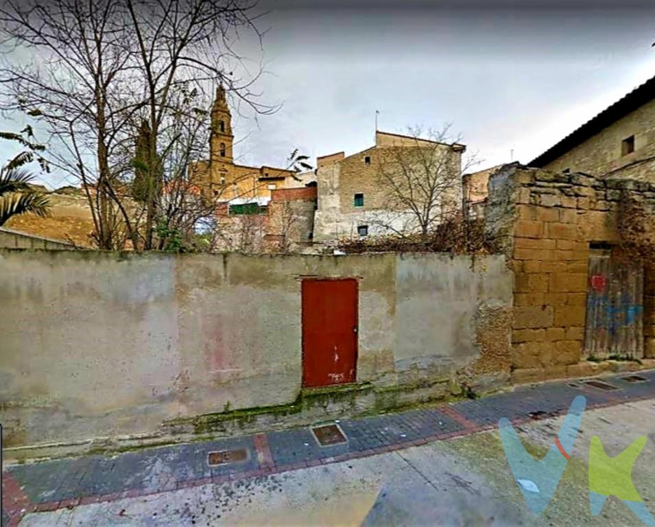 En la localidad de Larraga, situada en la Comarca de Tafalla y en la Merindad de Olite, a 38 km de la capital, se venden conjuntamente dos parcelas de terreno, de uso residencial, clasificadas como suelo urbano conforme al Plan Municipal vigente, con una superficie de 745 m². Esta población dispone de un variado equipamiento de servicios para facilitarte el día a día: restaurantes, bares, supermercados, panadería, polideportivo, colegio, centro de salud...etc.  Las parcelas se encuentran dentro del núcleo urbano y en ambas la superficie de ocupación no destinada a vial, podrá ocuparse el 100% de la superficie comprendida entre la alineación y un fondo paralelo de 13m (volumen principal de PB + dos alturas) y el 50% de la superficie restante (PB). En la alineación hay que retranquear 1m hacia el interior de la parcela, respecto al límite de parcela con el espacio público, que pasará a a ser vial público. Ideal para hacerte la o las casas que siempre has soñado. ¿Te imaginas poder construirte tu propia vivienda unifamiliar plasmando en ella tu sello personal? Entonces no lo dudes y empieza por pedir información para que te contemos que es lo que podrías edificar. La situación y la orientación son inmejorables para ello.¡¡¡Venga...anímate tu nueva casa te espera!!!. . Certificado energético: Exento.  