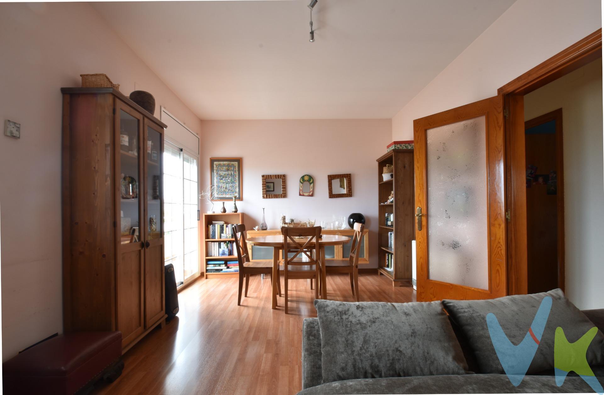 Casa en venta a los cuatro vientos con dos viviendas. Imagina un hogar donde la tranquilidad y la comodidad se encuentran a tan solo 5 minutos del bullicio de la ciudad. Esta increíble casa a los cuatro vientos, ubicada en una serena zona residencial, es el lienzo perfecto para tu nueva vida. Con una generosa parcela de 423 m², disfrutarás de un espacio exterior soñado: un encantador patio con jardín, una refrescante piscina para esos días tan calurosos del verano mediterraneo, y un anexo convertido en cocina de verano con barbacoa y duchas. Es el lugar ideal para encuentros con familia y amigos, juegos de niños o simplemente relajarte bajo un cielo casi siempre azul y despejado. Pero la verdadera joya está en el interior. Esta propiedad única ofrece dos viviendas independientes, lo que la hace perfecta para familias que buscan vivir juntas manteniendo su privacidad, o para quienes desean generar un ingreso extra. En la planta baja, una vivienda completa te recibe con un luminoso y moderno salón-comedor-cocina con isla de 32m², dos suites de ensueño, un dormitorios y una habitación trastero, como plus, cabe decir que se trata de una vivienda adaptada a silla de ruedas. Arriba, otra vivienda te sorprende con un espacioso salón-comedor con salida a terraza, una cocina funcional con salida a una segunda terraza de 32m² con vistas al mar, tres dormitorios y baño. Las dos viviendas están reformadas y listas para entrar a vivir. . ¿Necesitas más espacio? La propiedad incluye en la planta baja anexo exterior listo para convertirse en tu estudio, gimnasio o rincón de hobbies. Situada en una de las ciudades costeras más vibrantes y mejor comunicadas, a solo 30 minutos del aeropuerto y a 40 de Barcelona, esta casa es más que una propiedad; es la puerta a un nuevo estilo de vida. ¿Listo para descubrir tu futuro hogar? ¡Contáctanos y agenda tu visita hoy mismo!. (El precio no incluye impuestos (ITP, IVA y AJD), ni los gastos de notario ni los de registro.)