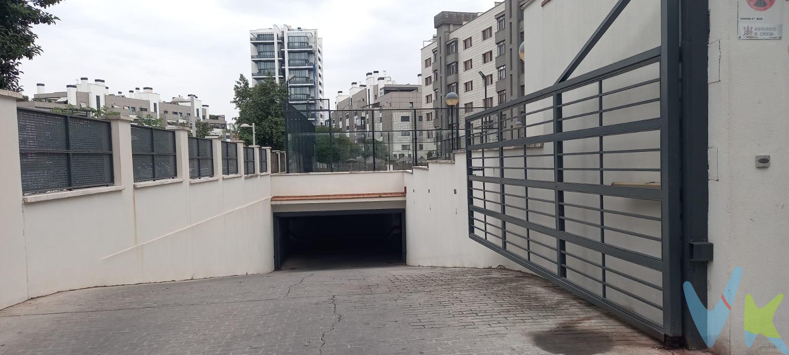 El parking se encuentra ubicado en la avenida Santa María de Trassierra  ,a escasos metros de Glorieta Amadora y de Hipercor . en el edificio  "ARENAL VISTA SIERRA"