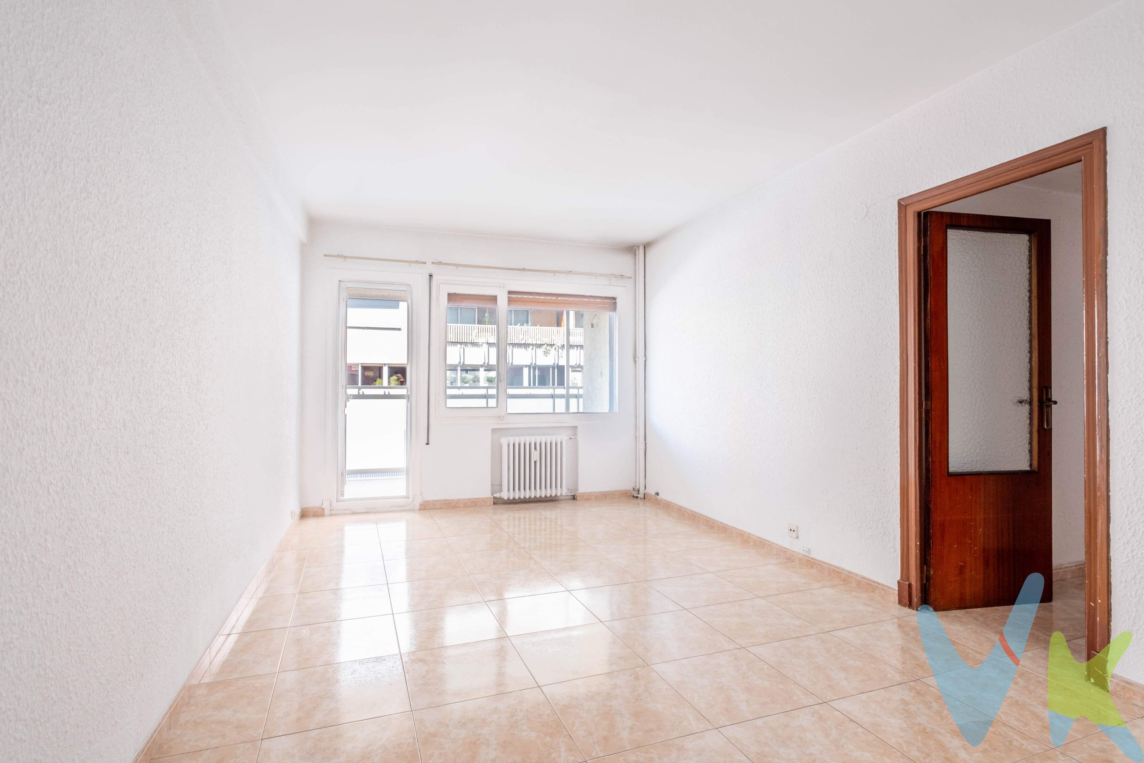 En c/Jorge Cocci, junto a Camino de las Torres y a un paso del Parque Bruil, te espera una vivienda que lo tiene todo: ubicación, comodidad y espacios exteriores que marcan la diferencia. ¿Qué te ofrece esta casa?. — 3 dormitorios con una distribución muy equilibrada. — 1 baño con ventana, para que la luz y la ventilación natural también lleguen aquí. — Un salón acogedor con salida a terraza exterior, perfecta para relajarte o desconectar. — Cocina independiente con acceso a una gran terraza interior, ideal como zona de desahogo, para tus plantas o si tienes mascotas (¡un pequeño oasis dentro de casa!). — Uno de los dormitorios también se abre a la terraza exterior. 🌟 Todo en buen estado, listo para entrar a vivir, en una finca cuidada que suma valor con:. ✔ Conserje. ✔ Portal adaptado. ✔ Calefacción central con contador individual, para que tú tengas el control del confort en casa. 📍 Rodeado de zonas verdes, bien comunicado y con todos los servicios del día a día a mano. 💬 Una vivienda pensada para vivirla. ¿La descubrimos juntos?. _____________________________________. ℹ️ En el precio publicado de venta NO están incluidos los honorarios de agencia por el servicio de gestión, asesoramiento y formalización del proceso de compra que será facturado al comprador. Tampoco incluye los impuestos y gastos legalmente establecidos y derivados de la transmisión e inscripción, en su caso.