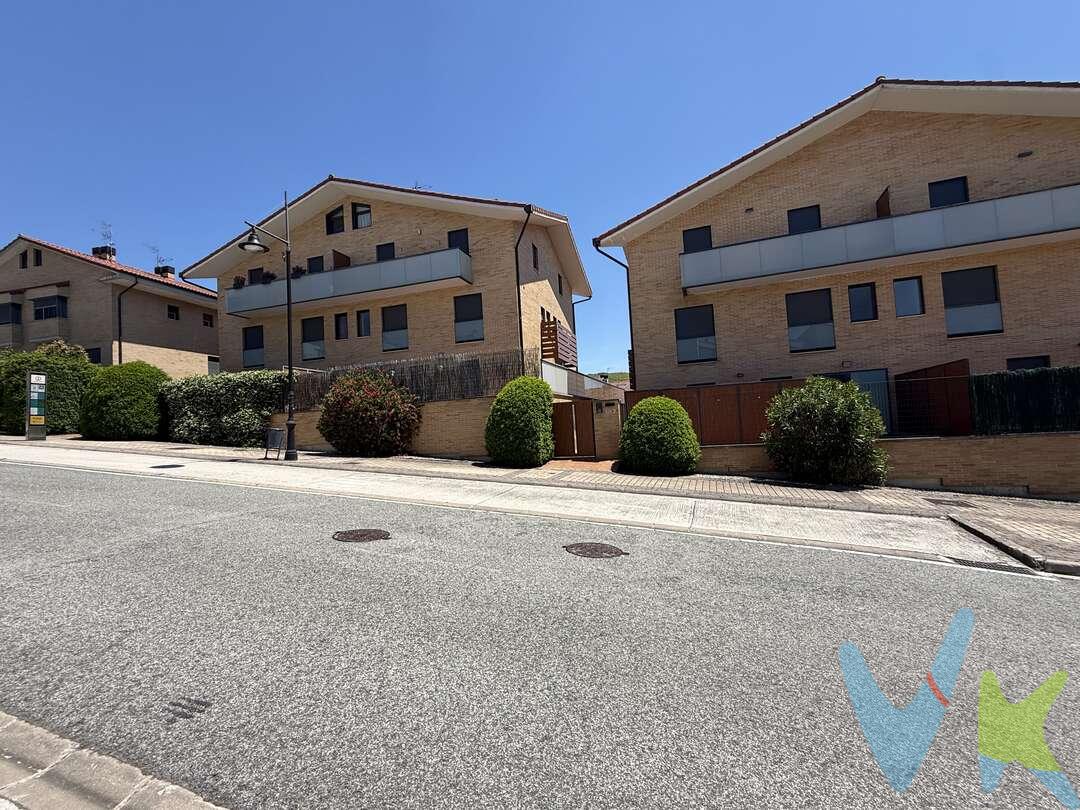 DUPLEX en Olloki, ubicado en un entorno tranquilo y familiar, ideal para quienes buscan comodidad, luz natural y calidad de vida.
La vivienda cuenta con 2 habitaciones, 1 baño completo y 1 aseo, además de un acogedor salón con cocina integrada que aporta amplitud y un estilo moderno y funcional.
Destaca por ser una vivienda muy luminosa, con buenas vistas y una distribución pensada para el día a día.
La urbanización dispone de piscina, jardín comunitario y choco, perfectos para disfrutar del tiempo libre sin salir de casa.
Incluye plaza de garaje amplia, con espacio cómodo para maniobrar y almacenar.
Una oportunidad ideal para quienes buscan un hogar moderno en una zona bien comunicada y con ambiente familiar.
 
 
 
Gastos de compra:Los gastos a cargo del comprador serán el Impuesto de Transmisiones Patrimoniales (actualmente el 6% del precio de compra en Navarra), además de notaría y registro, cuyo importe puede variar según la operación.