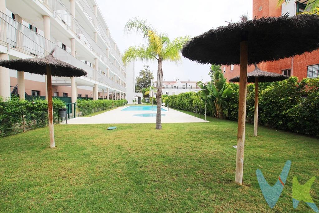 ¡Descubre tu nuevo hogar en este espectacular piso de reciente construcción! Con una superficie de 94.87 m², este luminoso inmueble cuenta con 3 acogedores dormitorios y 2 baños, ideal para disfrutar de la comodidad y el espacio que siempre has deseado. La cocina equipada es perfecta para los amantes de la gastronomía, mientras que la terraza de 13.00 m² se convierte en el lugar perfecto para relajarte al aire libre. La orientación este-oeste garantiza una excelente luminosidad durante todo el día, y los acabados en gres porcelánico y carpintería de madera aportan un toque de elegancia. Además, cuenta con aire acondicionado central y calefacción, asegurando un ambiente agradable en cualquier época del año. Las zonas comunes son un verdadero lujo, con dos magníficas piscinas que invitan a disfrutar del verano. Ubicado a pocos pasos del campus universitario, este piso ofrece una ubicación inmejorable, con paradas de autobús, centros médicos, colegios y parques en las cercanías. La seguridad está garantizada con puerta blindada y armarios empotrados revestidos para maximizar el espacio. ¡No dejes pasar la oportunidad de vivir en un lugar que lo tiene todo! Garaje y trastero incluidos en el precio. Ven a visitarlo y enamórate de tu nuevo hogar. De acuerdo con lo prevenido en el Decreto 218/2005, de 11 de octubre, se informa al cliente que los Gastos Notariales, Registrales, impuesto de transmisiones (ITP) o I.V.A., Honorarios de intermediación, Gastos financieros, y otros gastos inherentes a la compraventa no están incluidos en el precio.