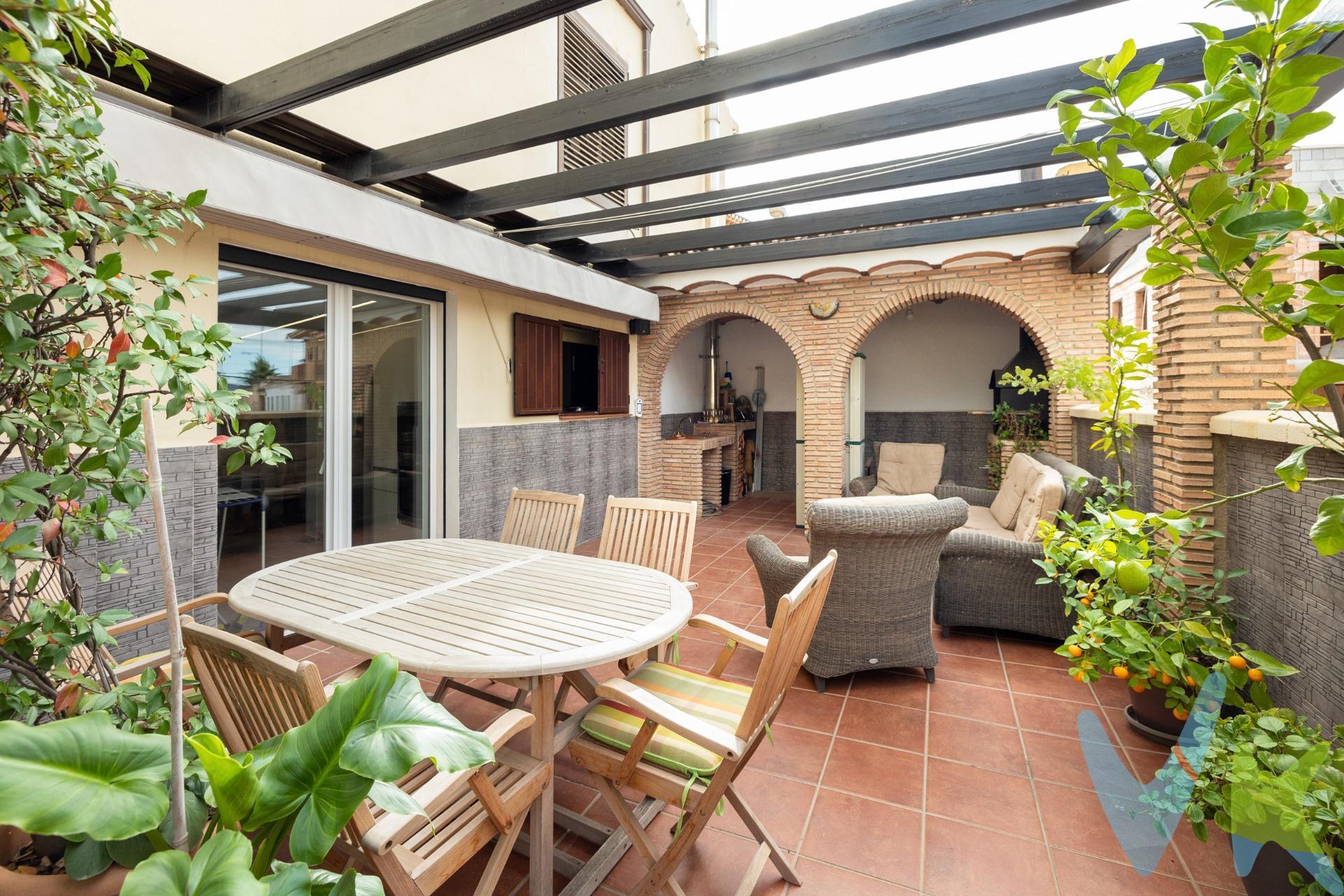 Aquí tienes tu nuevo hogar !! En zona parque Almunia/Periodistas/ Cerrillo, descubre esta bonita casa adosada te ofrece una vida cómoda y moderna en una ubicación privilegiada cerca de todos los comercios y servicios que necesitas, parada de metro muy cercana, dos líneas de autobús urbano de Granada (N.º 9 Y 3), acceso a la autovía muy rápido, sin olvidar las variadas universidades y colegios que hay en su entorno (Bellas Artes, informática, CITIC UGR, Escuela internacional de Gerencia,..), así como su cercanía con Centro de Diagnóstico y un sinfín de servicios, todos en un radio muy redicido. Su inmejorable orientación, suroeste, garantiza luz natural todo el día . Con 285 m2 construidos, esta vivienda se distribuye en tres plantas. La planta principal cuenta con amplio y luminoso salón comedor, un aseo y una moderna cocina con acceso directo a una maravillosa terraza de 50 m2 para relajarte al aire libre después de un duro día de trabajo. En la primera planta encontraremos 3 habitaciones, incluyendo una suite principal con vestidor y baño privado, así como un segundo baño completo. Además, en la planta semisótano alberga un espacioso garaje con capacidad para varios vehículos y un gran salón de ocio con chimenea para reuniones sociales. La vivienda, con un impecable estado de conservación, cuenta con excelentes calidades, climatización por conductos en ambas plantas con rejillas motorizadas y domotizadas AIR ZONE así como18 placas solares de 455 Kwh. y un inversor Deye de 8 Kwh. No lo dudes y llámanos para visitar la  que será tu futura casa. La forma de pago no será un inconveniente para que este sea tu futuro hogar, estudiamos contigo las diferentes formas de pago para facilitarte la compra, compra aplazada, alquiler opción compra  etc, etc,etc. Ref. N315. * El PVP indicado no incluye impuestos, gastos de Escritura ni honorarios de agencia. * Las superficies expresadas en esta página tienen carácter descriptivo y son aproximadas. * Los precios pueden ser susceptibles de modificación sin previo aviso. * Muebles NO incluidos en el precio.