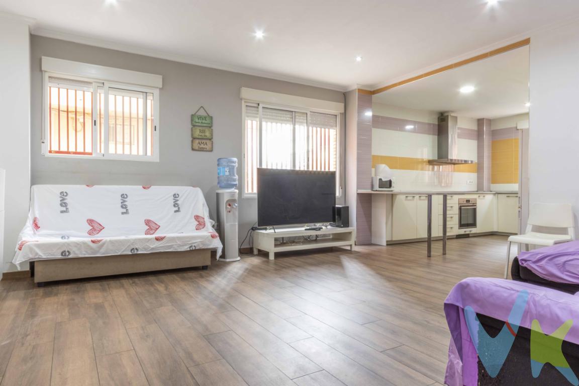  Piso en Venta en MassamagrellPresentamos un excelente piso en venta ubicado en el encantador municipio de Massamagrell. Este inmueble combina comodidad y accesibilidad, haciendo de él una oportunidad única para quienes buscan un espacio moderno, amplio y perfectamente comunicado. Con una superficie de 95 metros construidos y 90 metros útiles, este piso ofrece todo lo necesario para disfrutar de un hogar confortable en una ubicación inmejorable.El piso cuenta con tres habitaciones, cada una diseñada para ofrecer un espacio acogedor y adaptable a las necesidades de sus habitantes. Ya sea que necesites una habitación principal, una para invitados o un espacio para trabajar desde casa, este piso permite múltiples configuraciones para adaptarse a tu estilo de vida. Todos los dormitorios están dotados de luz natural, asegurando un ambiente cálido y placentero a lo largo del día.La disposición del piso promueve la amplitud y el confort. Las áreas comunes, espaciosas y bien distribuidas, son perfectas para la convivencia familiar o para recibir a tus visitas. Este hogar te brindará la oportunidad de personalizar cada rincón, haciendo realidad tus sueños de decoración e interiorismo. La propiedad está equipada con un  ascensor, facilitando el acceso y mejorando la comodidad diaria para todos los residentes. Esta característica es especialmente valiosa para familias con niños pequeños o personas mayores que buscan un hogar sin barreras físicas.Una de las ventajas más destacadas de este piso es su excelente ubicación respecto al transporte público. Situado cerca de la estación de metro, podrás llegar al centro de Valencia y otros destinos en cuestión de minutos, sin preocuparte por el tráfico o el estacionamiento. Además, cuentas con paradas de autobús en las inmediaciones, lo que amplía aún más las opciones de movilidad, asegurando que estés siempre bien conectado con todos los puntos de interés del área.La vida en Massamagrell te permitirá disfrutar de una comunidad tranquila y acogedora, con todos los servicios a tu disposición. Desde supermercados hasta colegios y centros de salud, todo lo que necesitas está al alcance de tu mano, perfeccionando la experiencia del día a día. La amplia oferta cultural y de ocio de la región asegura un estilo de vida vibrante y enriquecedor.Invitamos a todos los interesados a visitar este inmueble y descubrir en persona todas las cualidades que tiene para ofrecer. La oportunidad de adquirir un piso de estas características en una ubicación tan privilegiada no se presenta todos los días. No pierda la oportunidad de hacer este piso su nuevo hogar. Te animamos a que te pongas en contacto para concertar una visita personalizada y descubrir en directo un espacio que podría convertirse en el lugar de tus sueños. Estamos seguros de que quedará encantado con lo que encontrará. ¡Te esperamos! 