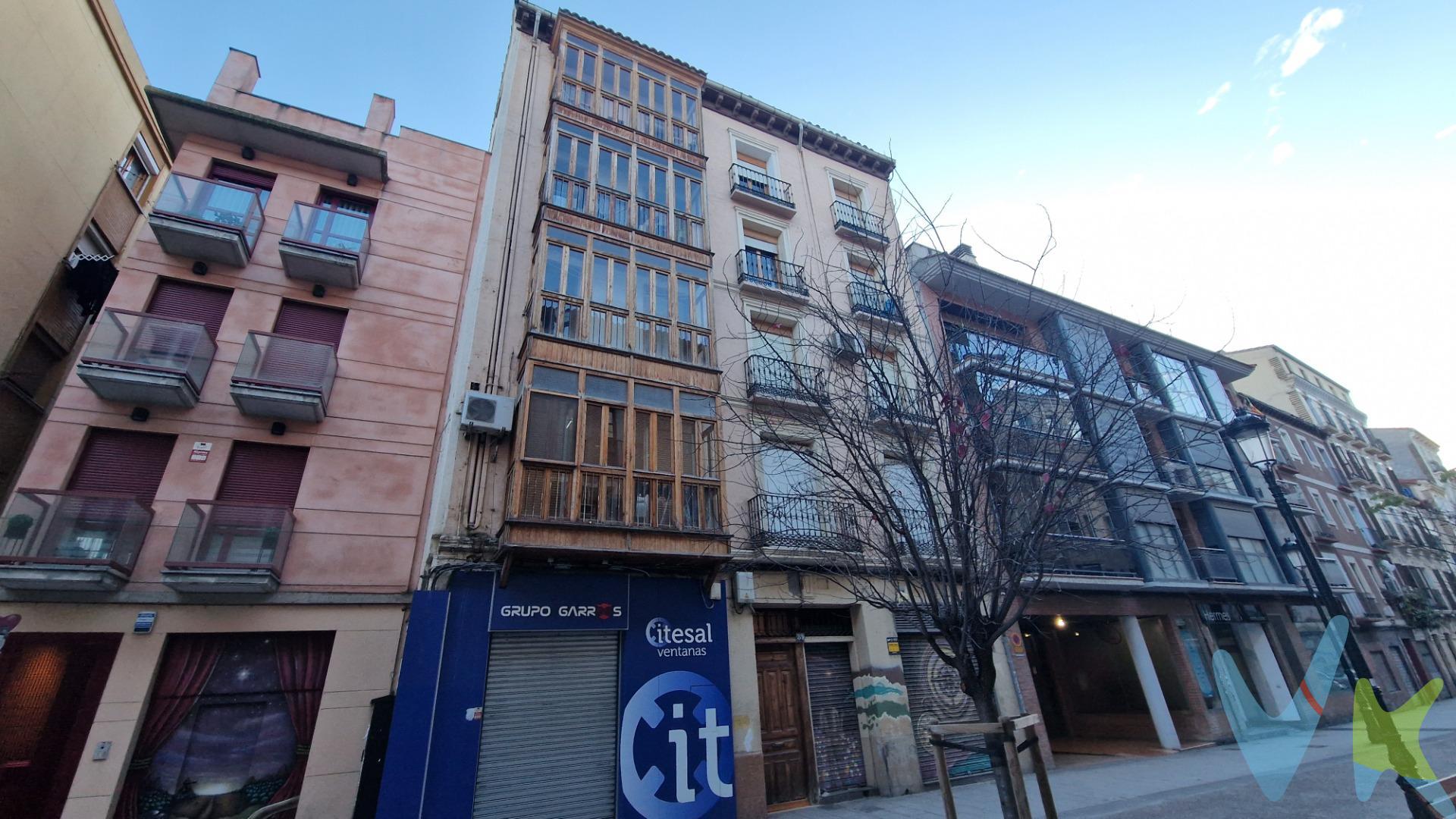 IDEAL INVERSORES. PISO ALQUILADO. Se presenta una excelente oportunidad de inversión en este piso actualmente alquilado, ubicado en la emblemática calle Predicadores. Desde agosto de 2022, esta vivienda ofrece rentabilidad inmediata para los inversores. . Con aproximadamente 80 m² útiles y un diseño funcional que incluye salón con mirador luminoso, cocina independiente, tres dormitorios y un baño completo; cada espacio está bien aprovechado. La propiedad se sitúa a pocos pasos del Mercado Central y el Paseo del Ebro, lo que garantiza una ubicación inmejorable cerca de atracciones como El Pilar. . Además, la finca cuenta con ascensor a cota cero facilitando así su accesibilidad. Se ha aprobado recientemente una reforma integral tanto de fachada como de tejado cuya derrama ya ha sido abonada por la vendedora. También destaca por disponer calefacción individual a gas e instalaciones óptimas para mantener el alquiler actual o realizar futuras mejoras al inmueble si se desea cambiar su uso más adelante. Si busca invertir sin esperar ni un momento más: ¡este es tu lugar! Para consultas sobre condiciones actuales del contrato arrendaticio no dude en contactarnos. **Gastos e impuestos no incluidos. A título orientativo, en segundas transmisiones, el comprador abonará: Impuesto sobre Transmisiones Patrimoniales (ITP), tipo general en Aragón al 8% (*). Base de cálculo: mayor valor entre precio de compraventa o valor de referencia catastral. Gastos de Notaría y Registro: Aranceles variables según precio, número de copias y complejidad; cálculo según tarifas normativas. Si se precisa hipoteca: Tasación, condiciones y costes bancarios según entidad elegida por el comprador; así como gastos de gestoría y cualesquiera otros inherentes a la compraventa. No se incluyen otros gastos o tributos que puedan por Ley corresponder al comprador. Operación sujeta a doble mediación. Existen honorarios a cargo del comprador, salvo pacto en contrario, no incluidos en PVP. El consumidor conforme a la normativa vigente podrá solicitar información y documentación adicional relativa al inmueble, sus características, condiciones de la operación y del servicio de mediación en la oficina y/o a través de nuestro teléfono de contacto o mail. La agencia actúa exclusivamente como intermediaria en la compraventa, cuyas condiciones, en todo caso, estarán sujetas a la aceptación expresa del vendedor del inmueble y posterior formalización del contrato. La información suministrada se corresponde con la disponible a la fecha de publicación, pudiendo variar en función de las circunstancias o actualizaciones legales, contractuales y fiscales. Anuncio de carácter meramente informativo. Para una información exhaustiva sobre el funcionamiento, tipos impositivos y bonificaciones del ITP en Aragón, puede consultar el portal oficial de la Agencia Tributaria Autonómica. Tarifas notariales y registrales reguladas en el Anexo I del Real Decreto 1426/1989 y Anexo I del Real Decreto 1427/1989, respectivamente. Anuncio no vinculante, puede contener errores**