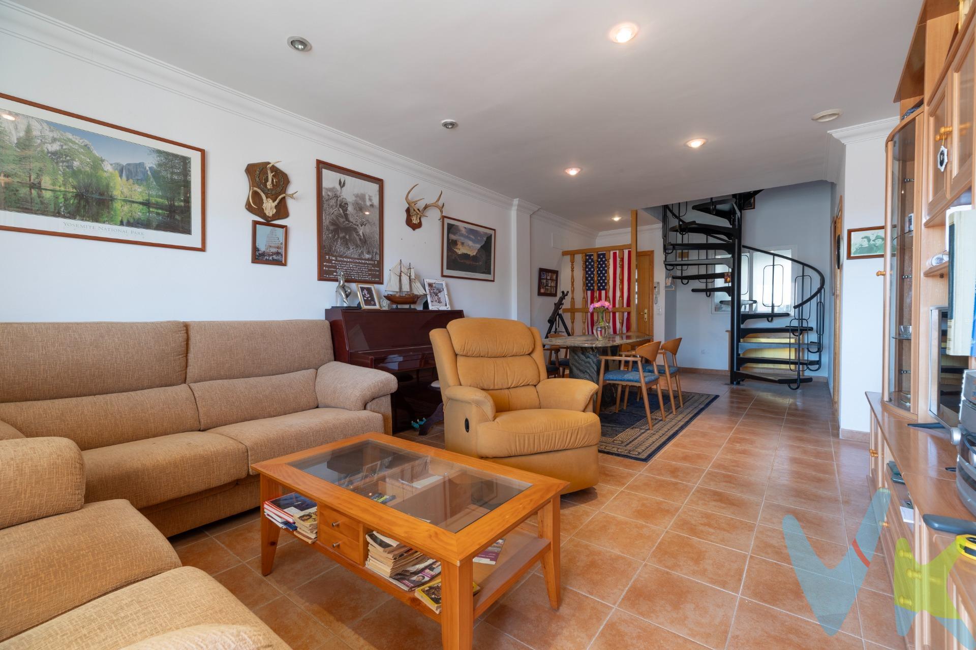 Se vende Ático Dúplex – 3 Dormitorios, 2 Terrazas, Plaza de Garaje y Trastero . ¡Descubre este espectacular ático dúplex ubicado a tan solo 200 metros del mar! Una oportunidad única para vivir junto a la playa con todo el confort y espacio que necesitas. Características principales:. ●	Superficie construida: 130 m2. ●	3 dormitorios dobles, amplios y luminosos, ideales para familias o como residencia vacacional. ●	2 baños completos, modernos y funcionales. ●	Salón-comedor amplio, con acceso directo a una de las terrazas. ●	Cocina independiente totalmente equipada, con espacio de almacenaje y buena ventilación. ●	Lavadero independiente, cómodo y práctico. ●	Vestidor en el dormitorio principal, perfecto para mantener el orden y aprovechar el espacio al máximo. ●	2 terrazas privadas, ideales para disfrutar del clima mediterráneo, comidas al aire libre o momentos de relax. ●	Plaza de garaje incluida en el precio, con acceso directo desde el edificio. ●	Trastero, perfecto para almacenamiento adicional. Ubicación inmejorable:. Situado en una zona tranquila y bien comunicada, este dúplex está a solo unos pasos de la playa, cerca de supermercados, restaurantes, transporte público y todos los servicios necesarios para una vida cómoda y relajada. Ideal como vivienda habitual, segunda residencia o inversión para alquiler vacacional. No dejes pasar esta oportunidad. ¡Contacta para más información o para concertar una visita!. La descripción del presente inmueble e imágenes tienen mero carácter informativo y en ningún caso carácter contractual, pudiendo ser modificados por la inmobiliaria comercializadora sin que ello implique responsabilidad alguna frente a terceros. En el precio de venta a público, esta propiedad NO incluye los gastos de adquisición (Notario, registro, gestión, honorarios, etc…).