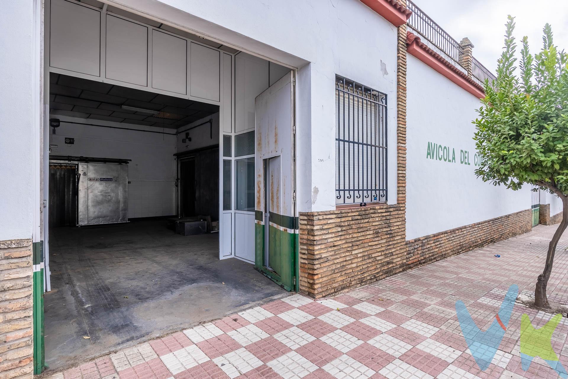 Suelo urbano en Bollullos Par del Condado (Huelva) con nave industrial de 570 m² sobre parcela de 1.160 m². Edificabilidad total de 3.144 m² en tres plantas. La nave está preparada para múltiples usos, especialmente industriales, logísticos o agroalimentarios. Dispone de cuatro cámaras frigoríficas para productos congelados, muelle de carga propio, dos oficinas, amplia recepción, gran patio para maniobras y aparcamiento de camiones, y depósito de gasoil para mayor autonomía operativa. Por su configuración, es ideal como centro de conservación en frío, logística y distribución. Al ser suelo urbano, también permite desarrollar proyectos residenciales u otros usos según normativa. Ubicación estratégica en la travesía central, a 30 minutos de Sevilla y Huelva, con excelente acceso a autovías. Gran oportunidad de inversión. Contáctanos para más información. En cumplimiento de las obligaciones de información previstas en la Ley 10/2025, de 28 de diciembre, de servicios de atención a la clientela y transparencia, así como en la normativa sectorial vigente, el precio indicado no incluye los gastos e impuestos inherentes a la adquisición, los cuales se desglosan estimados o con posibilidad de calcularlos a continuación; los gastos más ajustados serán dados en el D.I.A. en la visita a inmuebles, o antes. *Gastos de Notaría: La Minuta se calculará según al arancel notarial oficial: Anexo I, del Real Decreto 1426/1989, de 17 de noviembre. Enlace: https://notariared.com/calculadora-gastos-compra-vivienda/. *Gastos de Registro de la Propiedad: La inscripción se facturará según el arancel oficial: ANEXO I, del Real Decreto 1427/1989, de 17 de noviembre. Igual enlace anterior. *Gastos de Gestión (Gestoría): Los honorarios por la tramitación administrativa, liquidación de impuestos e inscripción registral ascienden de forma estimativa a [363 € aprox.] (IVA incluido), aunque depende de cada caso, y su dificultad. *Honorarios Agencia del Vendedor: incluidos en el PVP. *Honorarios Agencia del comprador: La agencia prestará los servicios de información, asesoramiento y acompañamiento previstos en el Encargo de Servicios y en el D.I.A. Si solicita servicios adicionales o personalizados, sus honorarios serán informados previamente, de forma individualizada y por escrito, conforme a la libertad de pactos y a la normativa vigente. *Si necesita Financiación, su banco le informará. *Impuesto sobre Transmisiones Patrimoniales (ITP): Se aplicará el tipo impositivo vigente en Andalucía (generalmente el 7%, sin perjuicio de tipos reducidos del 6%. 3,5%, etc, aplicables según las circunstancias personales del comprador o las características del inmueble). El impuesto se devenga sobre el superior entre: 1.- Valor de Referencia de Catastro; y 2.- Precio de venta. Puede calcular su situación personal en el portal oficial de la A.T. de Andalucia. enlace: https://www.juntadeandalucia.es/organismos/economiahaciendayfondoseuropeos/areas/tributos-juego/tributos/paginas/impuestos-cedidos-transmisiones.html;