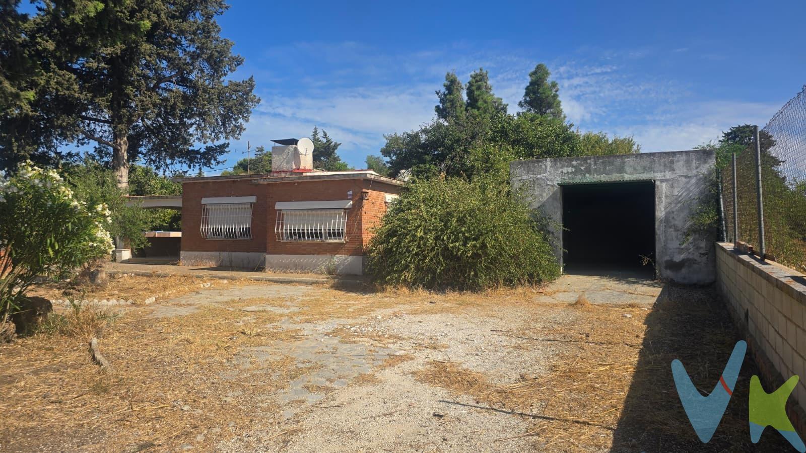 Esta propiedad se encuentra situada a escasa distancia de la entrada principal de la carretera del Marquesado, en una zona privilegiada que combina tranquilidad y accesibilidad. Con un entorno natural impresionante, esta ubicación ofrece fácil acceso a servicios esenciales como supermercados, colegios y centros médicos. La vivienda cuenta con amplios espacios interiores iluminados por luz natural, ideal para familias o profesionales que buscan confort y funcionalidad. Además, tiene un jardín privado perfecto para disfrutar al aire libre durante todo el año. Esta es una oportunidad única no solo por su localización estratégica sino también por las múltiples posibilidades que brinda este inmueble excepcionalmente . El precio atractivo lo convierte en una opción viable tanto para compradores primerizos como inversores interesados en propiedades rentables dentro del mercado inmobiliario actual. El handicap es su estado que hay que reformarlo integramente. OPERACION SUJETA A ITP TIPO GENERAL 7% RESPECTO AL PRECIO, EN CASO ESPECIALES SE PUEDE VER REDUCIDO AL 6% O 3,5% EN VIRTUD DE LA LEY 5/2021 DE 20 DE OCTUBRE DE TRIBUTOS CEDIDOS DE LA COMUNIDAD AUTONOMA DE ANDALUCIA. EL COMPRADOR EN CASO DE QUERER ADQUIRIR LA VIVIENDA A TRAVES DE LA AGENCIA DEBERA ABONAR A ESTA UNOS HONORARIOS QUE ASCIENDE AL 3% DEL PRECIO DE LA COMPRAVENTA MAS IVA DEL 21%. LOS GASTOS APROXIMADOS DE NOTARIA Y REGISTRO SE CIFRAN EN 1500€, EL IMPORTE EXACTO DEPENDERA DEL PRECIO FINAL DE LA COMPRAVENTA, NUMERO DE COPIAS DE LA ESCRITURA, NUMERO DE PAGINAS DE LAS ESCRITURA, COMPLEJIDAD, ETC. EN VIRTUD DE LO DISPUESTO EN EL ANEXO I DEL REAL DECRETO 1426/1989  (ARANCEL DE NOTARIA) Y ANEXO I DEL REAL DECRETO 1427/1989 POR EL QUE SE APRUEBA EL ARANCEL DE LOS REGISTRADORES DE LA PROPIEDAD. EN CASO DE NECESIDAD DE FINANCIACION BANCARIA PARA LA COMPRA, LOS GASTOS DE LA MISMA DEBERAN SER OBTENIDOS DE LA ENTIDAD BANCARIA QUE VAYA A FINANCIAR LA OPERACION. SE HACE CONSTAR QUE LA AGENCIA EFECTUA UNA LABOR DE INTERMEDIACION, Y QUE LAS CONDICIONES FINALES DE LA COMPRAVENTA QUEDAN SUJETAS A LA ACPEPTACION EXPRESA DE LA PARTE VENDEDORA Y A LA ULTERIOR FORMALIZACION DEL CONTRATO. 
