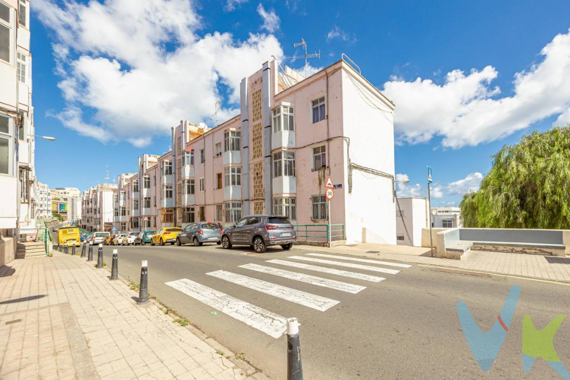 VENTA AL CONTADO. NO PERMITE FINANCIACIÓN HIPOTECARIA. La vivienda está afectada por el Plan de Reposición de Las Rehoyas, Fase 0, lo que la convierte en una oportunidad aún más interesante a medio y largo plazo. El programa municipal de regeneración urbana le otorga al propietario el derecho a recibir una vivienda nueva cuando se ejecute el plan. Es un primer piso sin ascensor, con pocas escaleras. La vivienda inicialmente de 3 dormitorios, se reformó y adaptó a 2 dormitorios muy amplios, balcón, cocina independiente y baño. Perfecta tanto para inversores como para quienes desean personalizar su futuro hogar. ¡No dejes pasar esta oportunidad!. . 