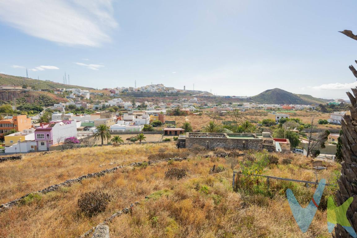 En el corazón de Marzagán (Las Palmas de Gran Canaria) se encuentra esta finca única de 13.000 m², una propiedad con un enorme potencial que no aparece todos los días en el mercado. Un espacio amplio, privado y lleno de posibilidades, donde la tranquilidad del entorno se combina con la cercanía a la ciudad. Dentro de la finca se ubican cuatro viviendas independientes, lo que la convierte en una opción ideal tanto para quienes buscan un gran hogar familiar como para quienes desean un proyecto con visión: vivir y rentabilizar, crear un espacio para varias generaciones o desarrollar una inversión con múltiples usos. Aquí, cada rincón invita a imaginar: zonas ajardinadas, áreas de descanso, cultivo, animales, eventos, o simplemente el placer de disfrutar de un terreno amplio en una ubicación estratégica, con acceso cómodo y buena conexión con Las Palmas. Una finca que ofrece algo difícil de encontrar hoy: espacio, privacidad y varias viviendas en una misma propiedad, en un enclave con encanto propio. Si buscas una propiedad especial, con alma y con futuro, esta puede ser la oportunidad que estabas esperando. Solicita más información y descubre todo lo que esta finca puede ofrecerte.