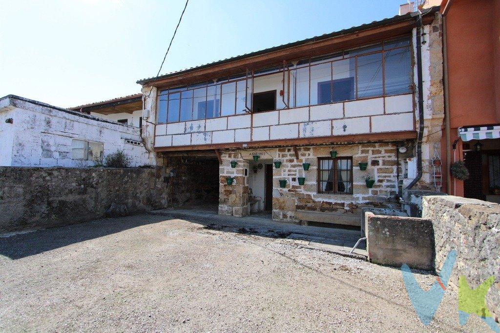 Casa con corral y jardín en Arenas de Iguña – Zona Central de Cantabria.  La casa es una construcción de estilo tradicional compuesta de vivienda con cuadra y pajar, corral privado al frente y un pequeño huerto en la trasera; que se encuentra en el idílico pueblo de Bostronizo.  El edificio, de tres plantas es de piedra, con el tejado reformado en su totalidad no hace muchos años, se trata de una cubierta de placa de hormigón con nervo-metal sobre estructura de bigas de madera con aislante y teja. Tiene dados de alta los servicios de agua y electricidad.  La casa tiene fachada al Sur y al Norte, y se compone en planta baja de:  soportal, cuadra, entrada, cocina, cuarto de baño y trastero. La planta primera consta de cuatro alcobas y pajar. Y por último el bajo cubierta está destinado en su totalidad a desván.  El entorno: .  Bostronizo es un pueblo de media montaña situado a aproximadamente 5 km de Arenas de Iguña, donde encontramos la autopista A-67, la estación de ferrocarril de Adif, y otros servicios como el colegio público, supermercado y otro tipo de comercio.  Bostronizo es un pueblo bien conservado, con construcciones de piedra de calidad, que está orientado de cara al sol y con buenas vistas al Valle de Iguña.  El acceso hasta el pueblo es por medio de una carretera de montaña espectacular, con unas vistas preciosas.  En una vaguada próxima al pueblo se encuentra el paraje del Moroso, un frondoso bosque de robles en el que encontramos la Ermita Mozárabe de San Román, uno de los iconos de esta zona de Cantabria.  Gastos de la transacción:.  La compra de la vivienda está gravada con el impuesto de transmisiones patrimoniales, cuyo tipo general del 10% puede reducirse a la mitad si eres menor de 35 años.  Al tener el municipio de Arenas de Iguña una población inferior 5.000 habitantes, podrás beneficiarte de las ayudas del Gobierno de Cantabria para la fijación de población joven en el ámbito rural.  Los gastos notariales y registrales son de cuenta del comprador.  No hay gastos de agencia inmobiliaria para el comprador. Cédula de habitabilidad solicitada a la Dirección General de Vivienda y Arquitectura del Gobierno de Cantabria. Pendiente de despacho. 