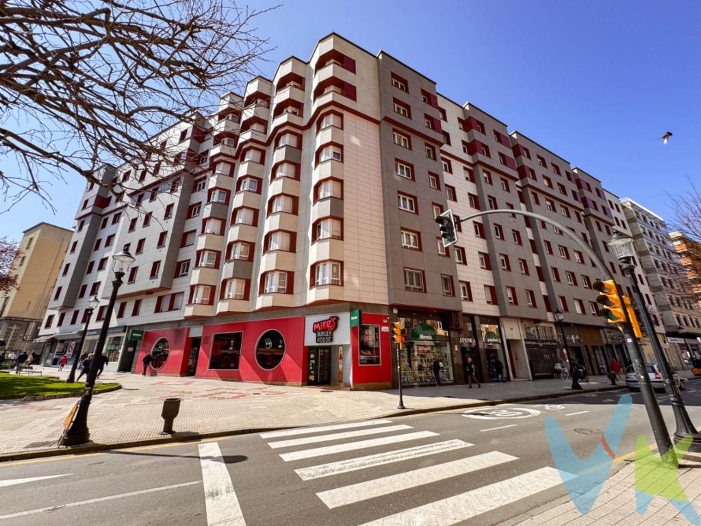 Te presentamos esta extraordinaria vivienda en la zona del parque de Cocheras, junto al Colegio del Corazón de María, compuesta de 4 amplios dormitorios, 3 de ellos con armario empotrado, y orientados el Sur, con todas las ventajas de estar orientadas al sur y poder descansar sin ningún tipo de ruidos. Tanto el amplio salón como la cocina con su zona de office, son exteriores a la Avenida de la Costa. Una de las mayores ventajas de esta vivienda es su renovada fachada ventilada ejecutada en el año 2023, donde no solo se rehabilito su fachada principal sino que también sus patios interiores y de manzana. Además de contar con 2 baños completos, dispone de una amplia despensa que ayuda al almacenamiento de distintos enseres. Una vivienda enclavada en el barrio la arena, donde todos los servicios como pueden ser el Centro de Salud, Centro Municipal, comercios de toda indole y locales de restauracion a un paso. Y lo más importante, estar a 5 minutos de la Playa de San Lorenzo y a 10 del centro de la ciudad. No lo dudes más, llámanos y ven a ver esta magnifica propiedad ideal para establecer tu vivienda habitual.En el precio final no está incluido el Impuesto de Transmisiones Patrimoniales, ni los gastos de Notaría y Registro