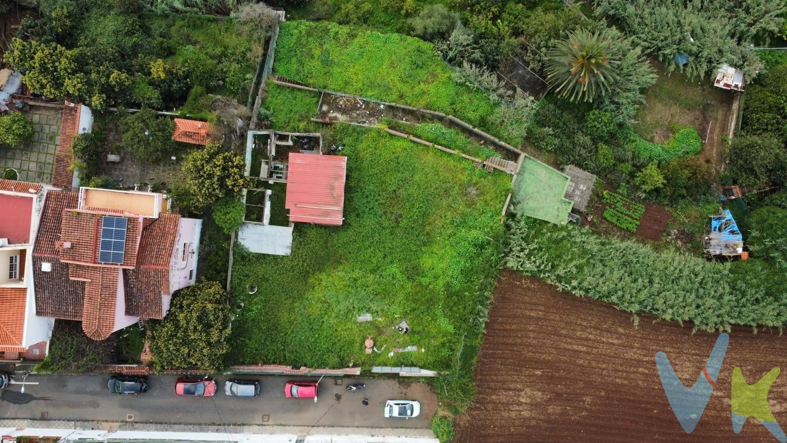 Presentamos una oportunidad inmobiliaria única en la Villa de Teror. Esta parcela de 1.053 m² no es solo suelo urbano; es un activo estratégico diseñado para la construcción de una residencia de alta gama que combine privacidad, eficiencia bioclimática y una conexión emocional con el paisaje canario. Características clave que lo hacen destacar:. Exposición Solar 360°: Ubicación privilegiada que garantiza luz directa desde el amanecer hasta el ocaso, optimizando el confort térmico y permitiendo diseños arquitectónicos bioclimáticos. Vistas Panorámicas Protegidas: Orientación directa hacia la Cruz de la Hoya Alta y las Cumbres de la isla, sin obstáculos visuales presentes ni futuros. Privacidad Total y Tránsito Nulo: La propiedad se sitúa al final de una vía asfaltada sin salida, lo que garantiza la ausencia total de tráfico ajeno. Esta característica otorga una seguridad y un silencio excepcionales, transformando el acceso en un vestíbulo exterior privado. Activo Único en el Mercado: El análisis de mercado actual confirma la inexistencia de parcelas de este tamaño (>1.000 m²) con calificación urbana directa y vistas despejadas en el núcleo de Teror. A diferencia de otros suelos disponibles, esta propiedad minimiza los plazos de ejecución y costes administrativos al contar con los servicios básicos ya plenamente operativos:. Suministro Eléctrico Activo: La finca dispone de acometida y contrato de luz en vigor, permitiendo el inicio inmediato de cualquier labor técnica o de obra. Suministro de Agua Activo: Conexión a la red de abasto municipal plenamente funcional. Reserva Hidráulica Propia: Complementada con un aljibe de hormigón, garantizando autonomía total para riego, mantenimiento de zonas verdes o instalaciones de ocio sin dependencia exclusiva de la red. Para obtener más información, no dude en contactarnos. 