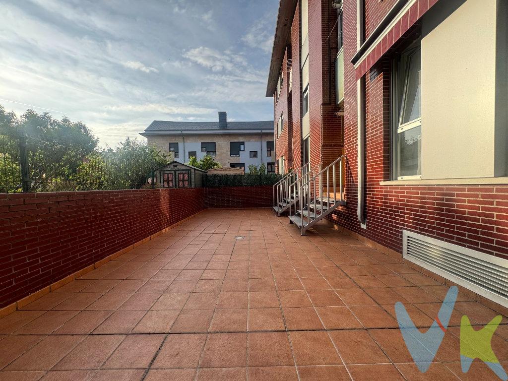 Planta baja con jardín, garaje y trastero en Los Corrales de Buelna.  .  DISFRUTA DE TODAS LAS VENTAJAS DE UNA VIVIENDA EN UNA URBANIZACIÓN DE CALIDAD SITUADA EN EL CENTRO DE LOS CORRALES DE BUELNA.  .  El piso esta impecable, es totalmente exterior y está orientado sobre una parcela de terreno de uso privado de aproximadamente 40 m² orientada al oeste.  .  Del equipamiento que tiene la vivienda es destacable el mobiliario de la cocina, prácticamente nuevo, con encimera de silextone. El cuarto de baño, los 2 armarios que equipan los dormitorios y el toldo del jardín.  .  Por último, tenemos que destacar también el trastero de la vivienda que duplica su espacio de almacenaje con un cabrete y la plaza de garaje. Ambos en el sótano del edificio, que, a diferencia de en otros edificios de Los Corrales, tiene acceso en ascensor.  .  El entorno:.  El piso está ubicado en la calle Luzmela, un barrio tranquilo, en el que se aparca cómodamente, y que se encuentra a trescientos metros del centro urbano de Los Corrales de Buelna.  .  Gastos de la transacción:.  El inquilino deberá hacerse cargo del 50% del seguro de Garantía de Alquiler.