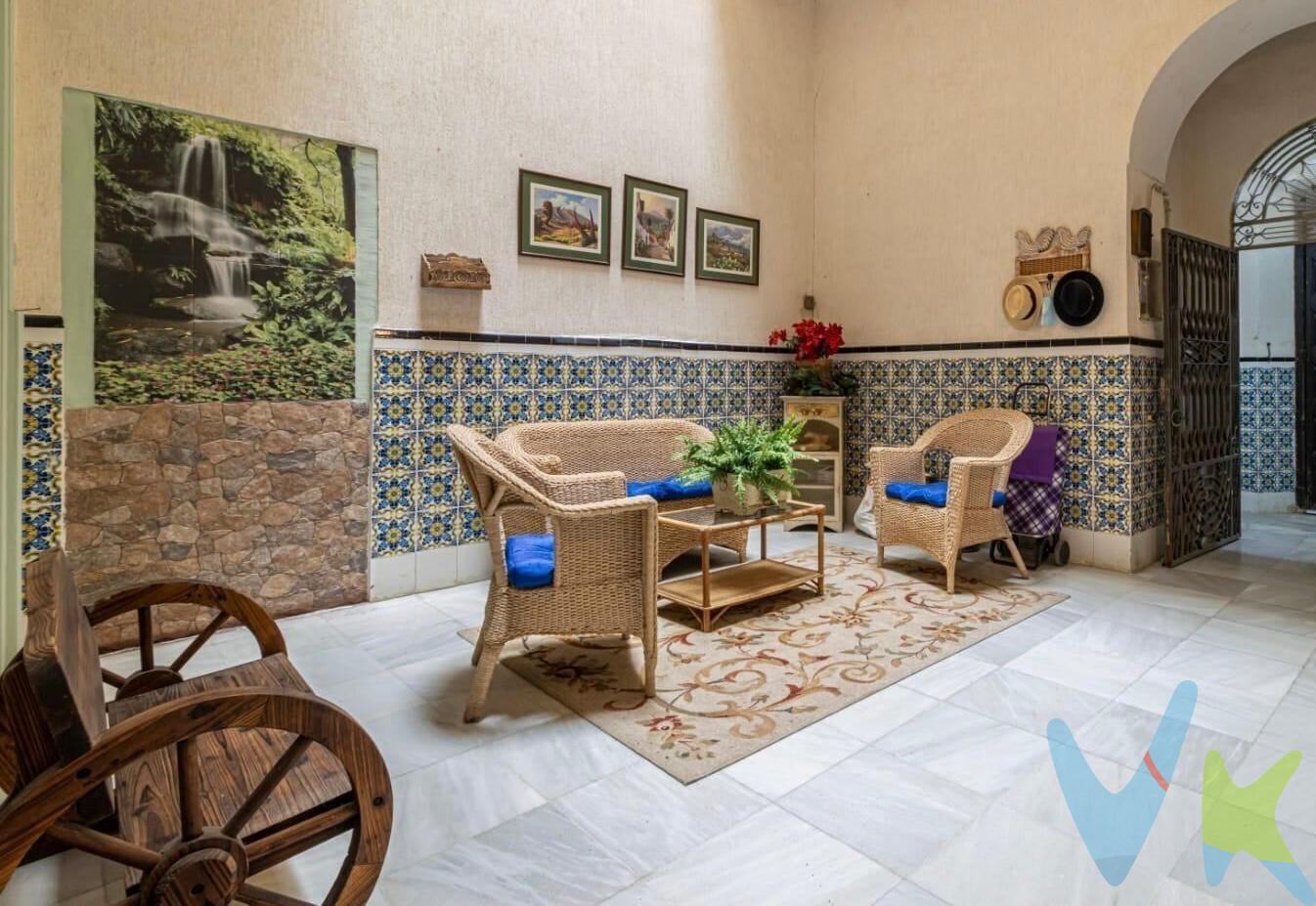 Preciosa casa palacio con excelente ubicacion para invertir en pleno centro de jerez, con vistas a los principales monumentos como son la catedral, la igleia del Carmen, barrio de San Miguel, etc.. el inmueble consta de recibidor, 9 habitaciones dobles, cocina, salón comedor sala de juegos, gimnasio, sala de estar, 3 cuartos de baños completos mas un aseo, todo ello repartido en 2 plantas. Además tiene terrazas y una gran azotea totalmente reformada, la cual posee un bar con cocina (tipo cantina campo de futbol) donde hacer bbq, cocteles, comidas, etc. No dudes en venir a visitarla!!!!